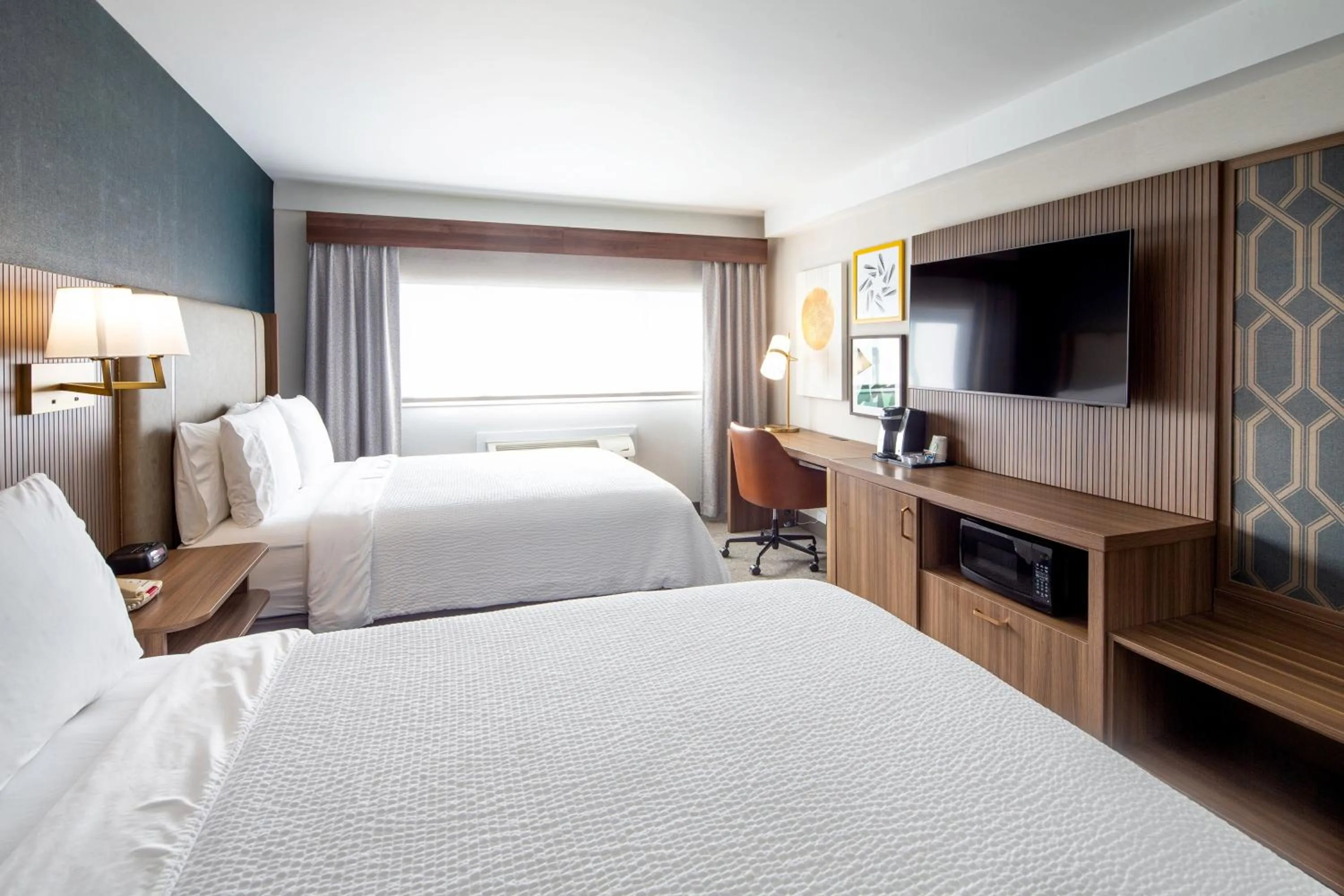 Photo of the whole room, Bed in Holiday Inn Hinton by IHG