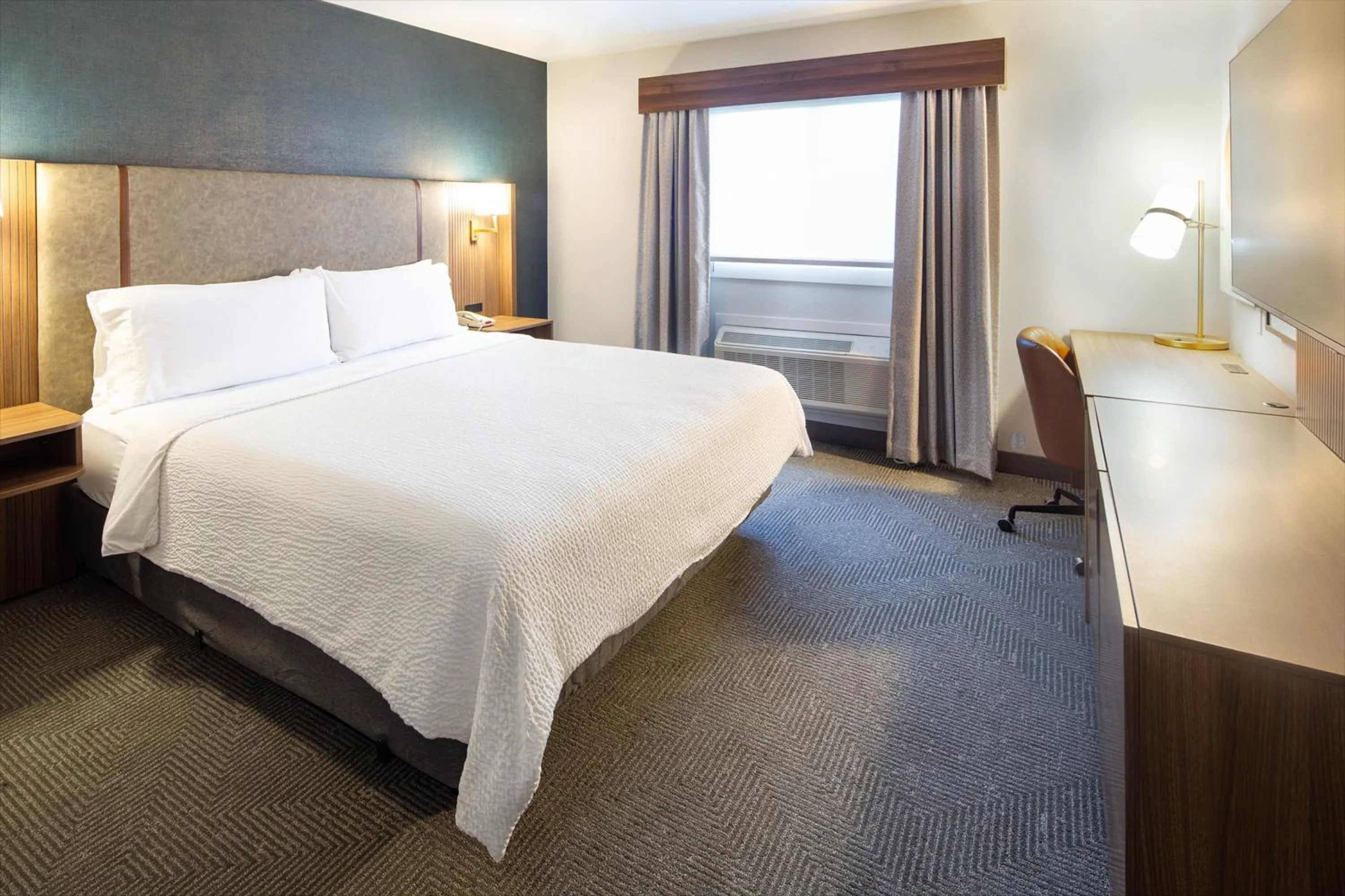 Photo of the whole room, Bed in Holiday Inn Hinton by IHG