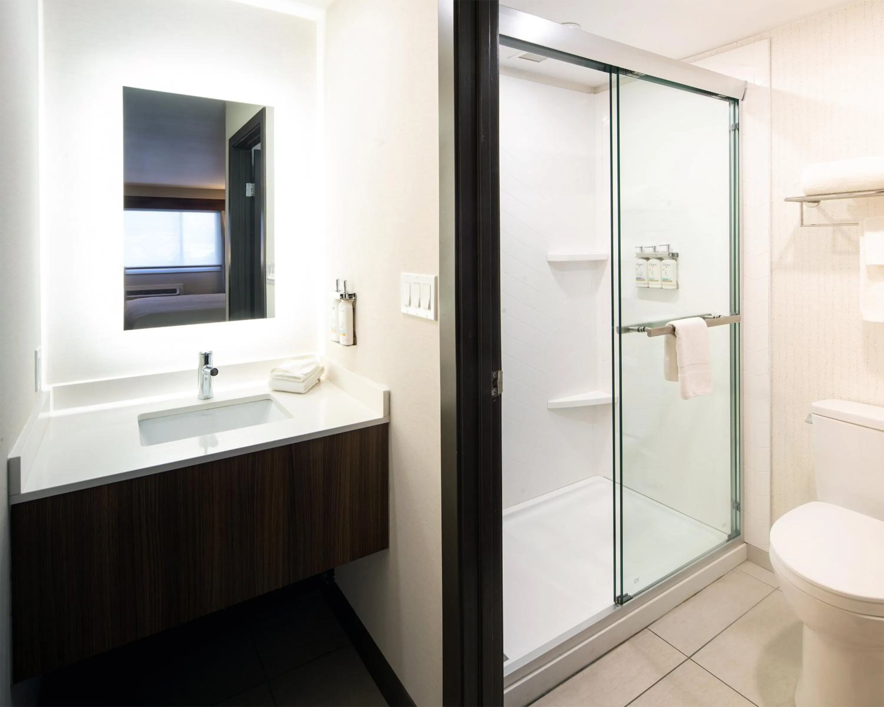 Photo of the whole room in Holiday Inn Hinton by IHG