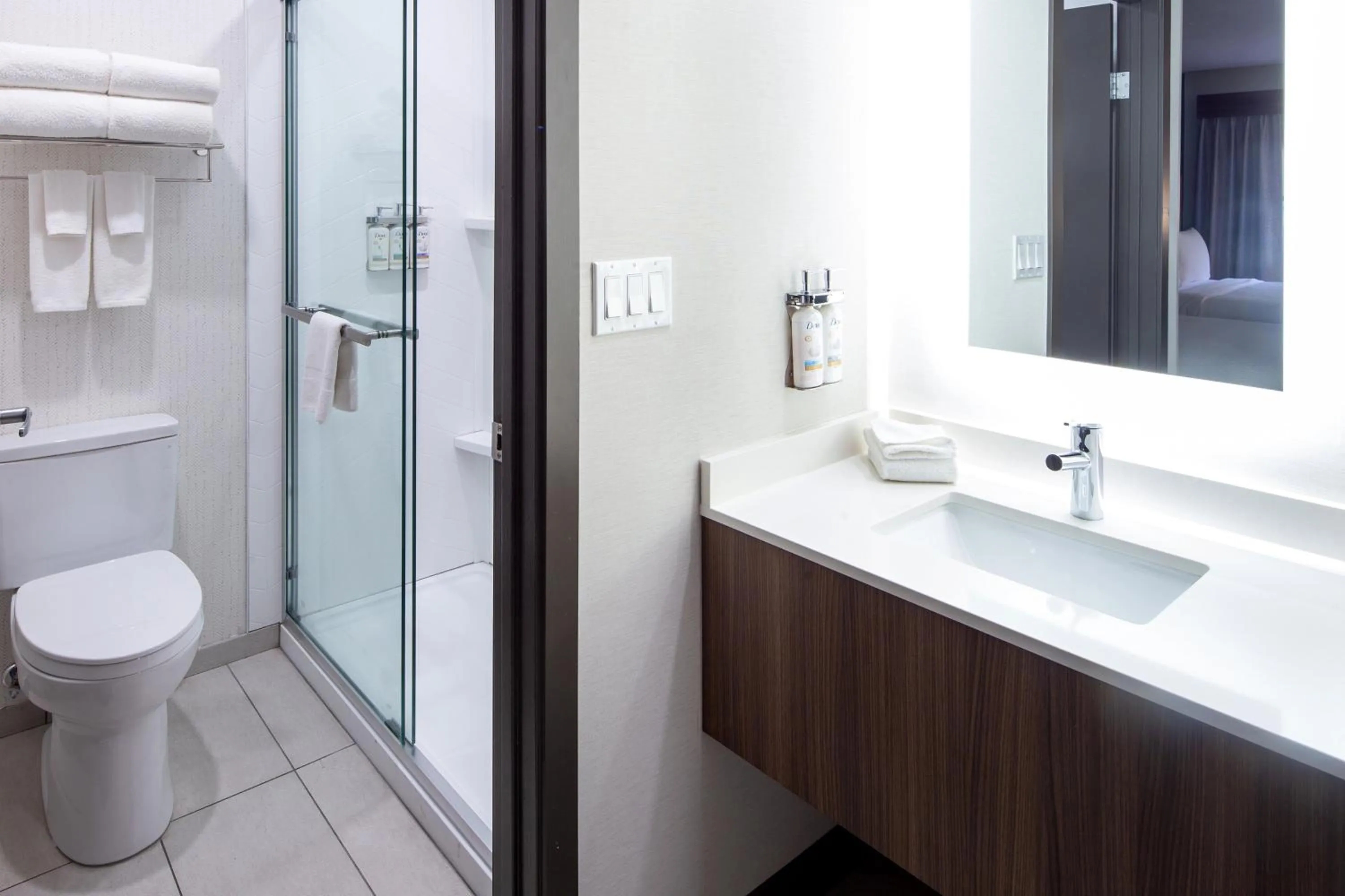 Photo of the whole room in Holiday Inn Hinton by IHG