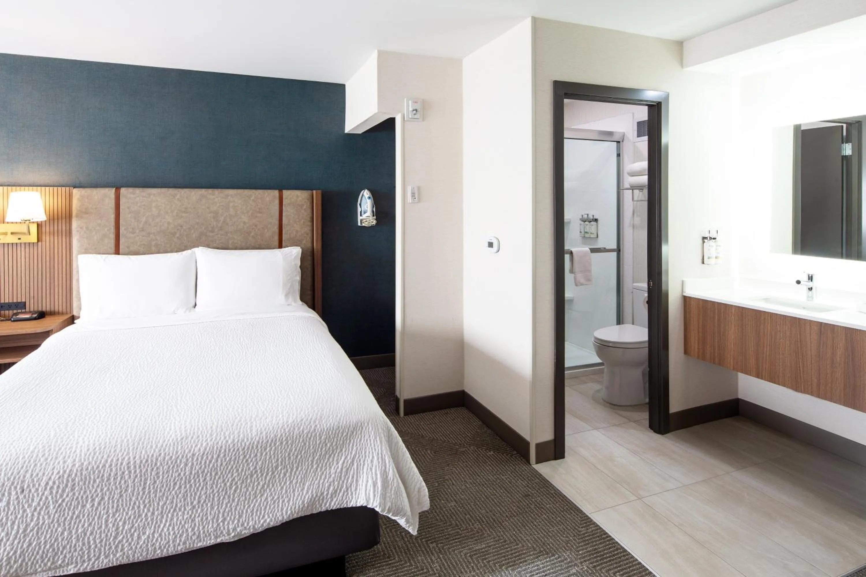 Photo of the whole room, Bed in Holiday Inn Hinton by IHG