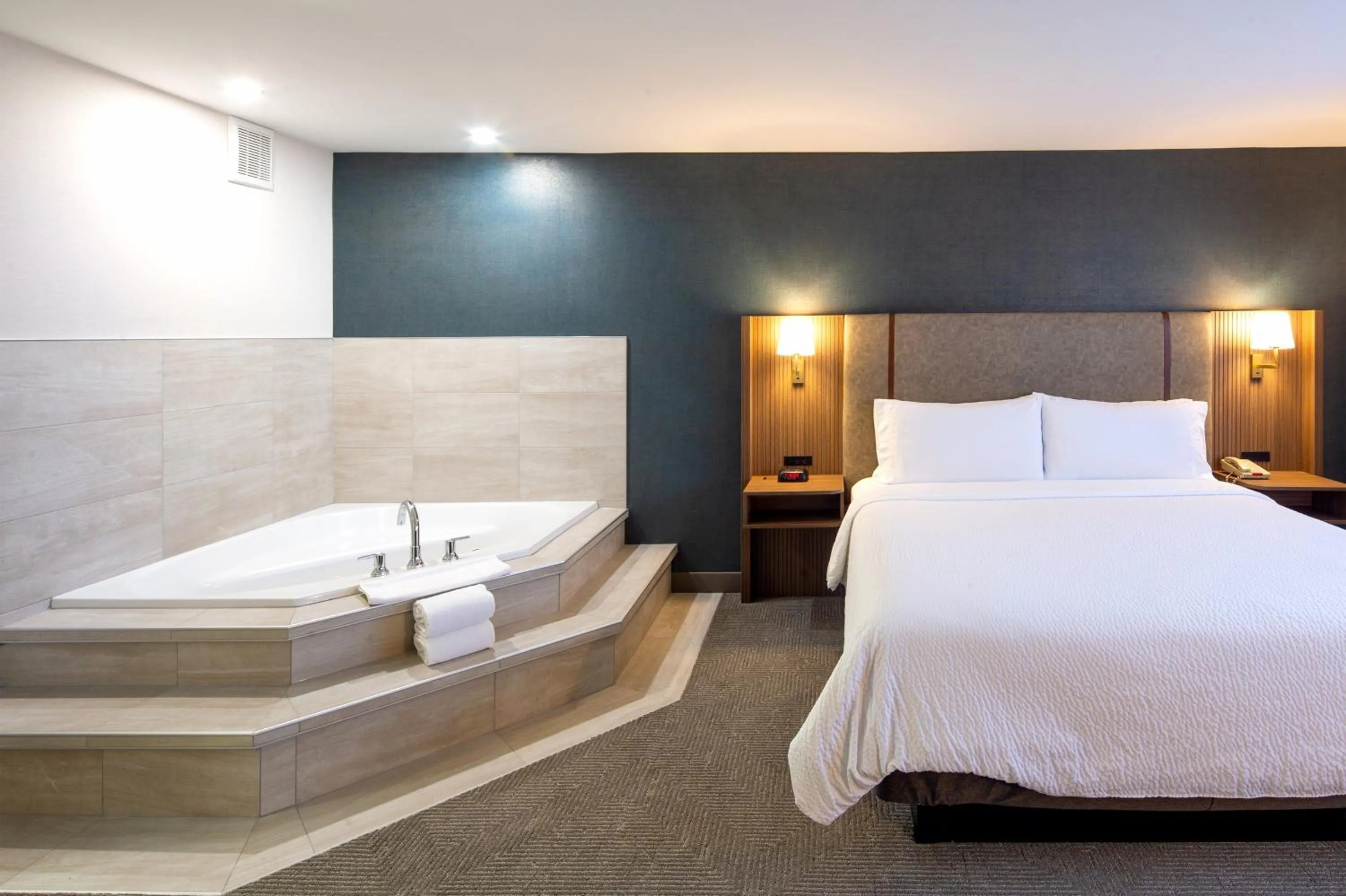 Photo of the whole room, Bed in Holiday Inn Hinton by IHG