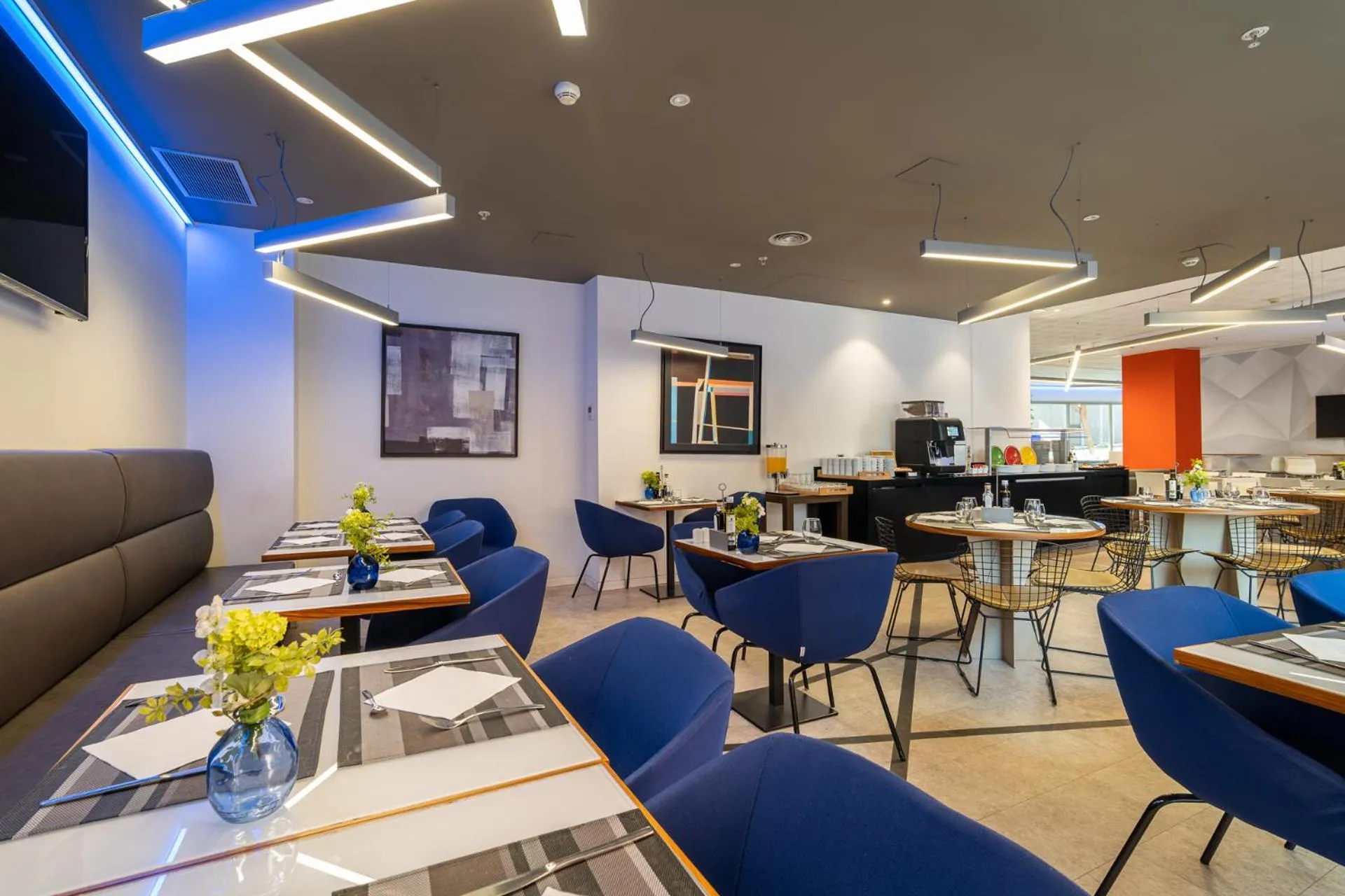 Dining area in Naitly Barcelona Poblenou