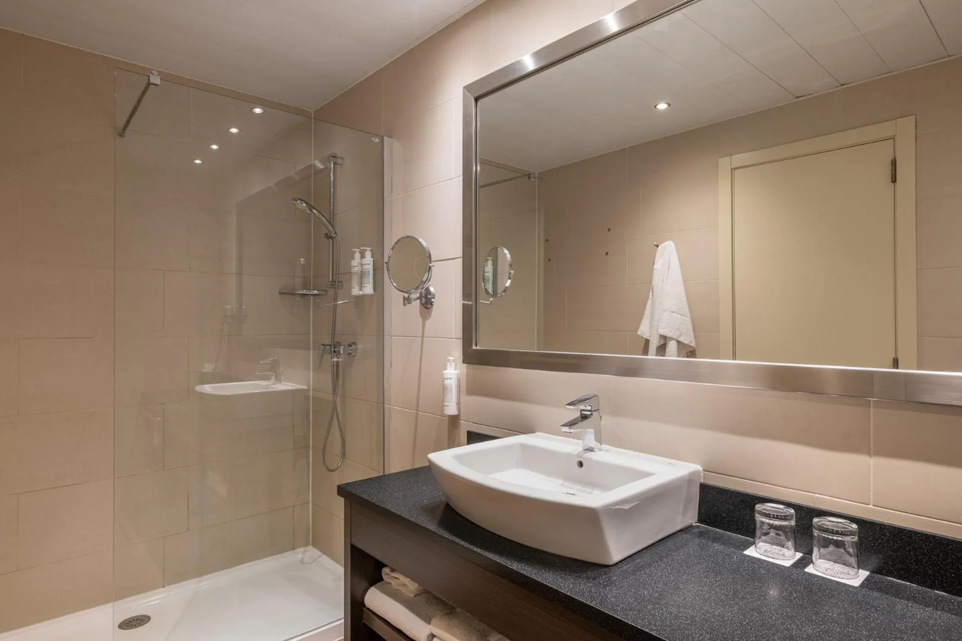 Shower in Naitly Barcelona Poblenou