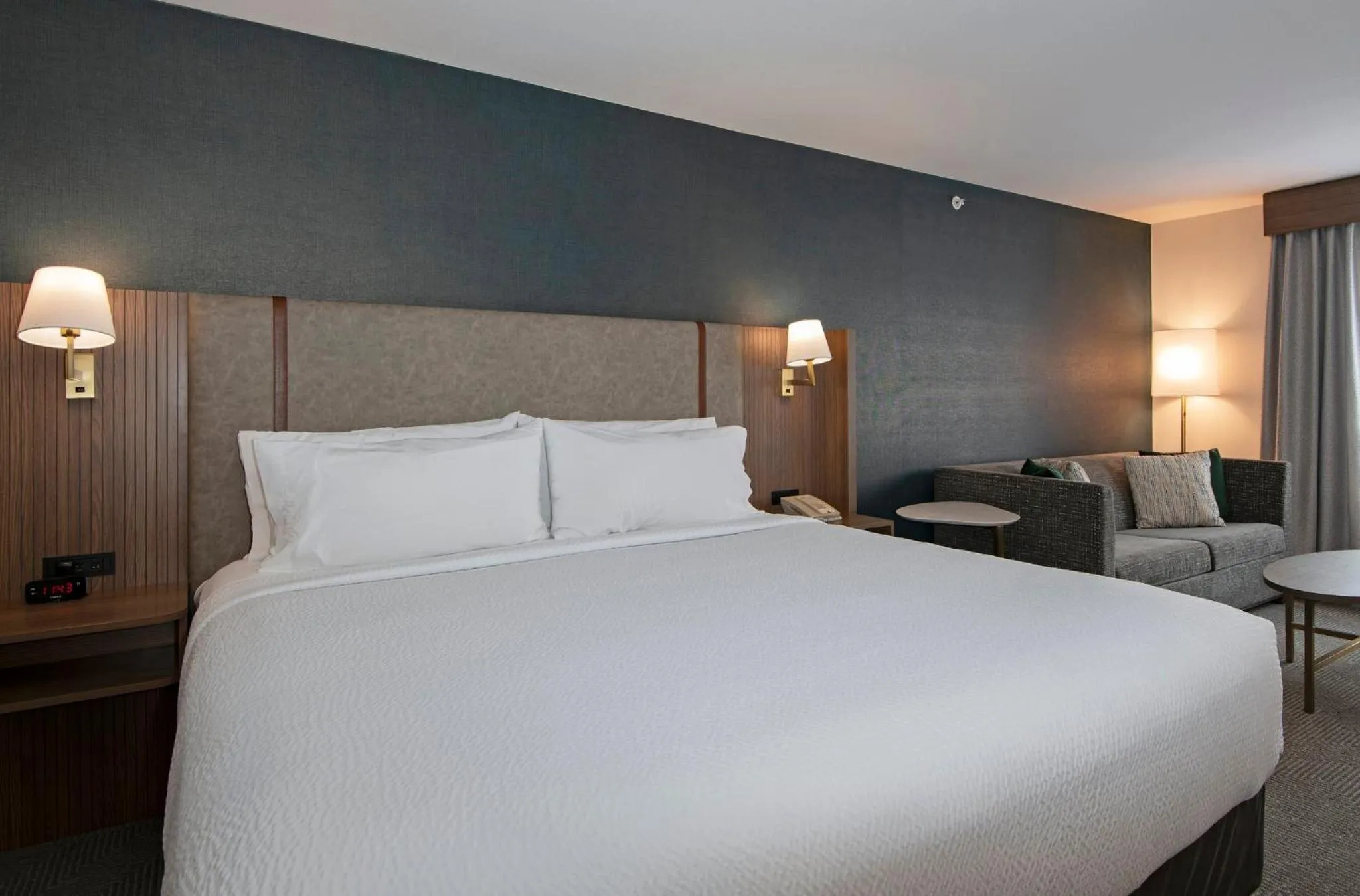 Photo of the whole room, Bed in Holiday Inn Hotel and Suites-Kamloops by IHG