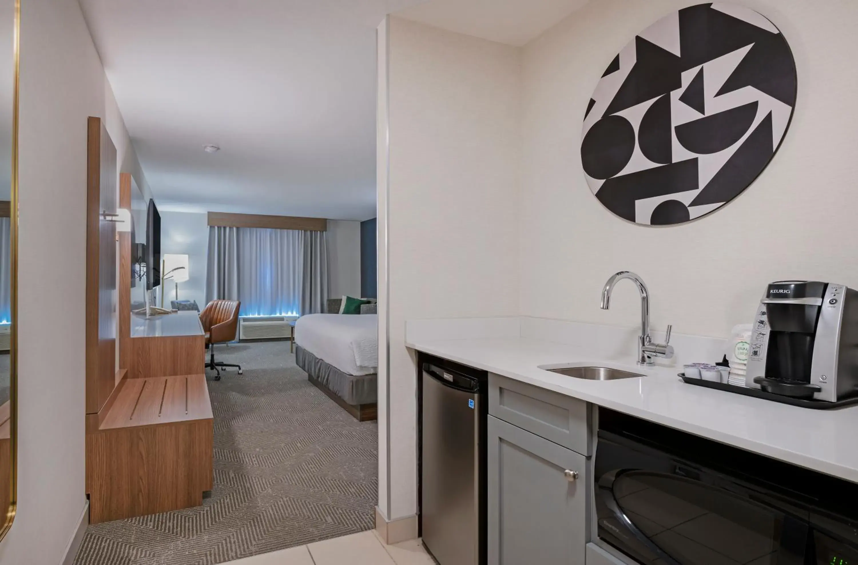 Standard King Room with Sofa Bed - Non-Smoking in Holiday Inn Hotel and Suites-Kamloops by IHG Standard King Room with Sofa Bed - Non-Smoking in Holiday Inn Hotel and Suites-Kamloops by IHG