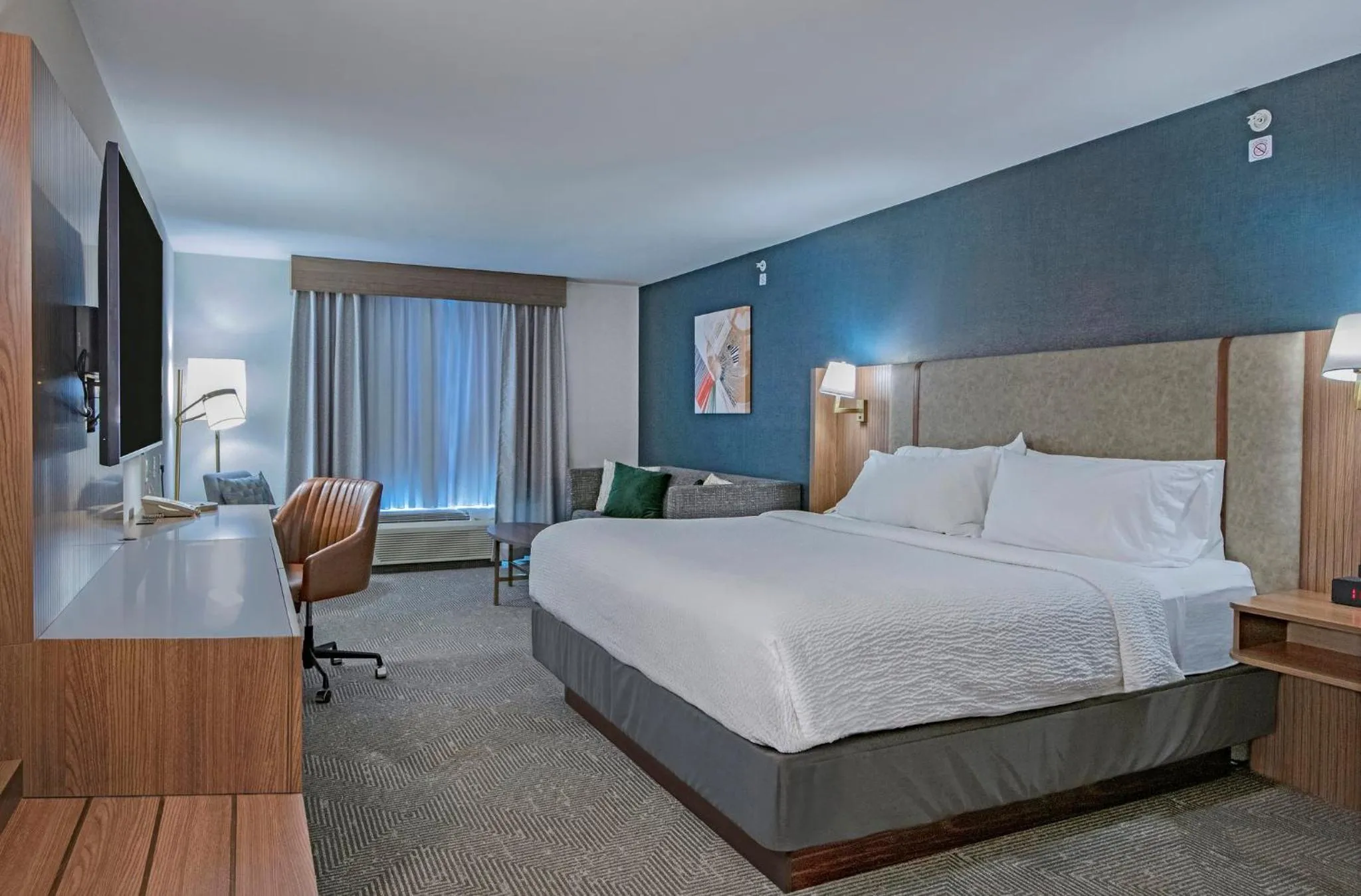 Photo of the whole room, Bed in Holiday Inn Hotel and Suites-Kamloops by IHG