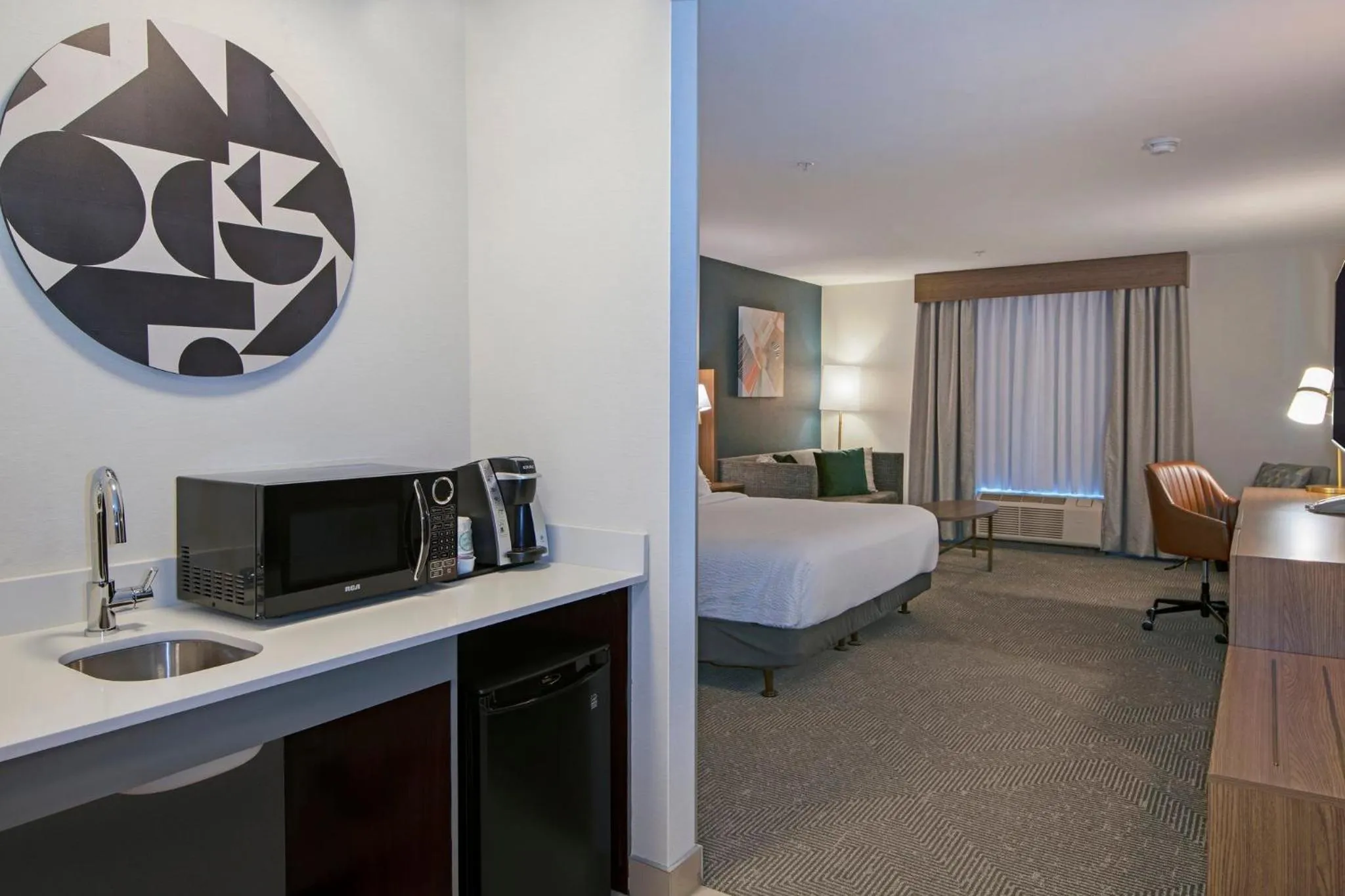 Photo of the whole room, Bed in Holiday Inn Hotel and Suites-Kamloops by IHG