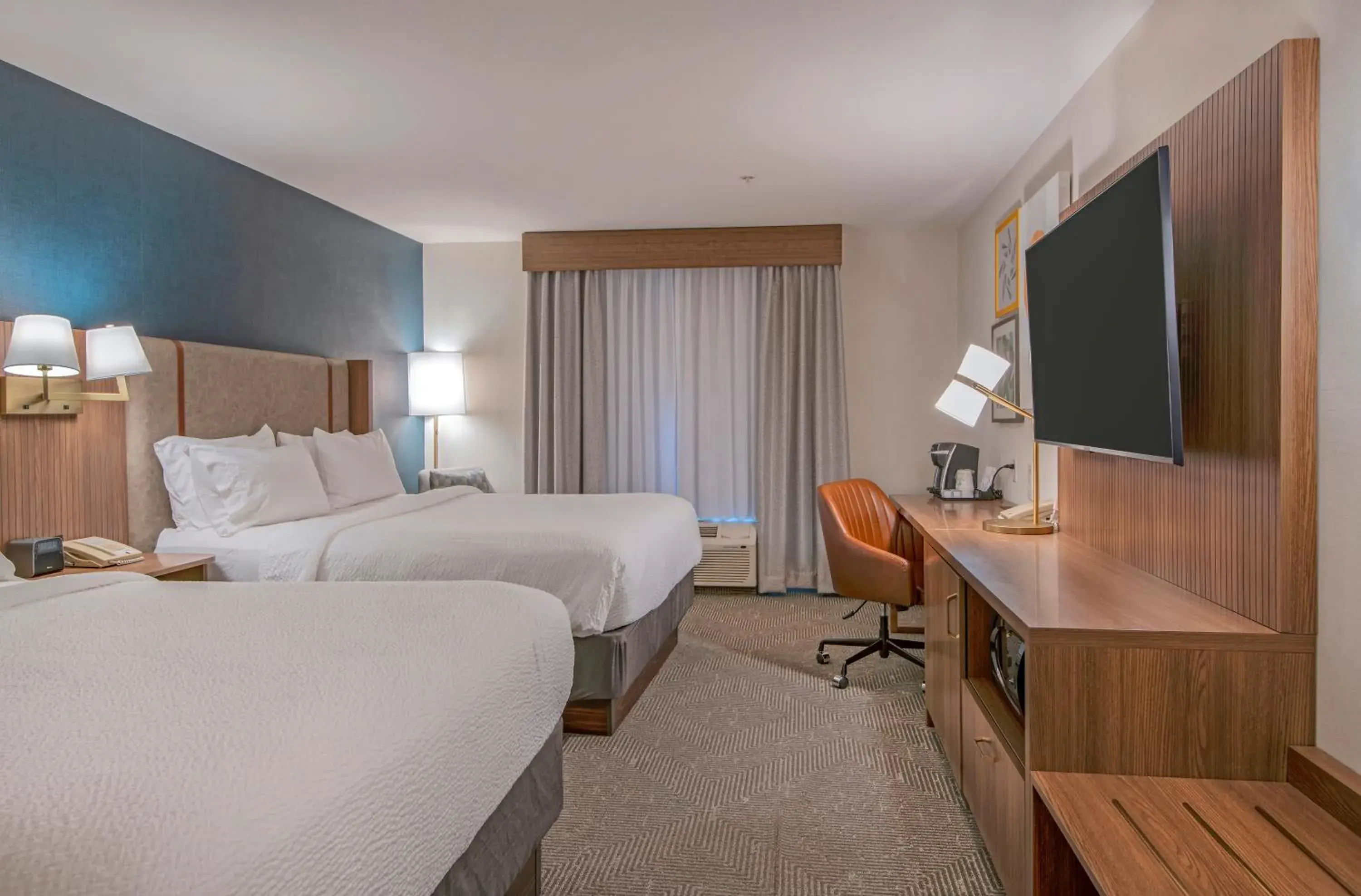 Standard Queen Room with Two Queen Beds in Holiday Inn Hotel and Suites-Kamloops by IHG Standard Queen Room with Two Queen Beds in Holiday Inn Hotel and Suites-Kamloops by IHG