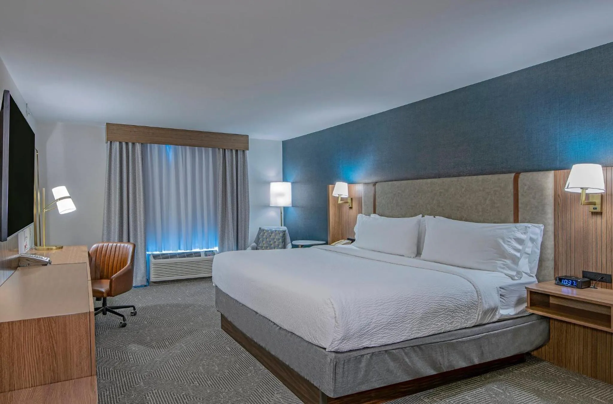 Photo of the whole room, Bed in Holiday Inn Hotel and Suites-Kamloops by IHG
