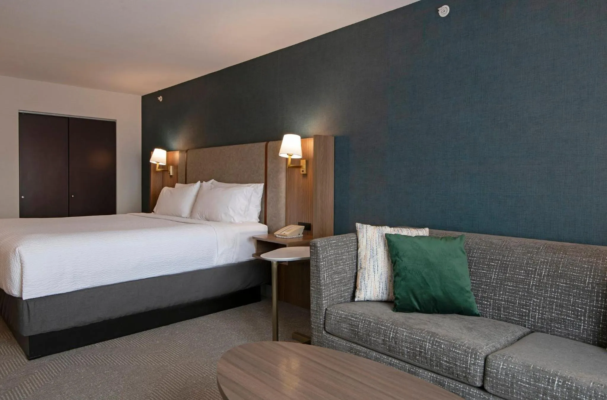 Photo of the whole room, Bed in Holiday Inn Hotel and Suites-Kamloops by IHG