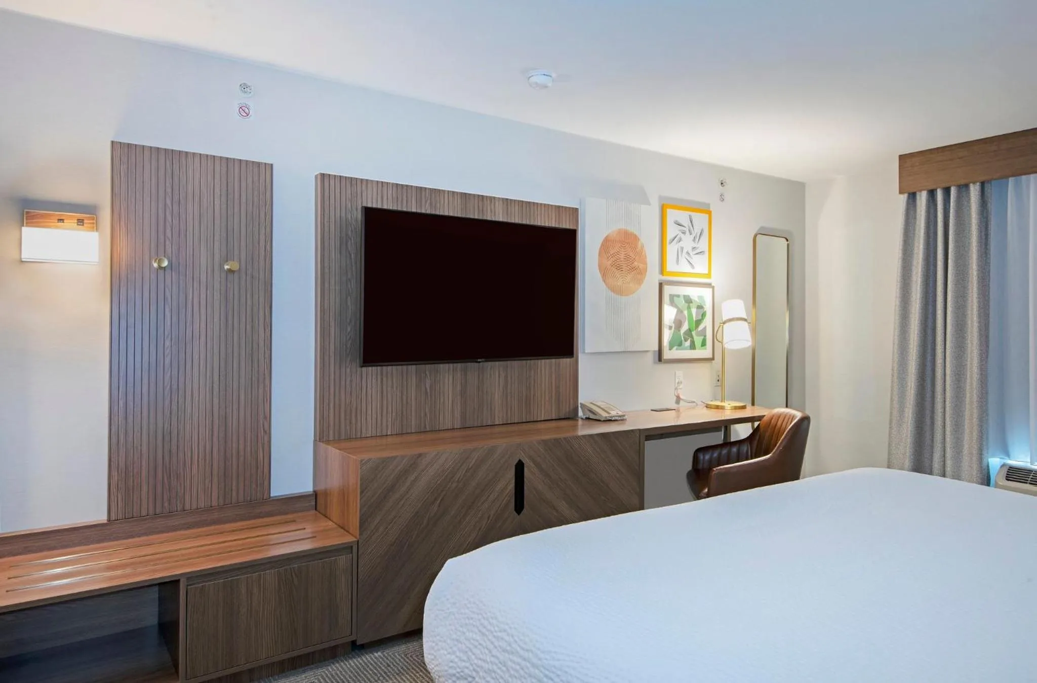 Photo of the whole room, Bed in Holiday Inn Hotel and Suites-Kamloops by IHG