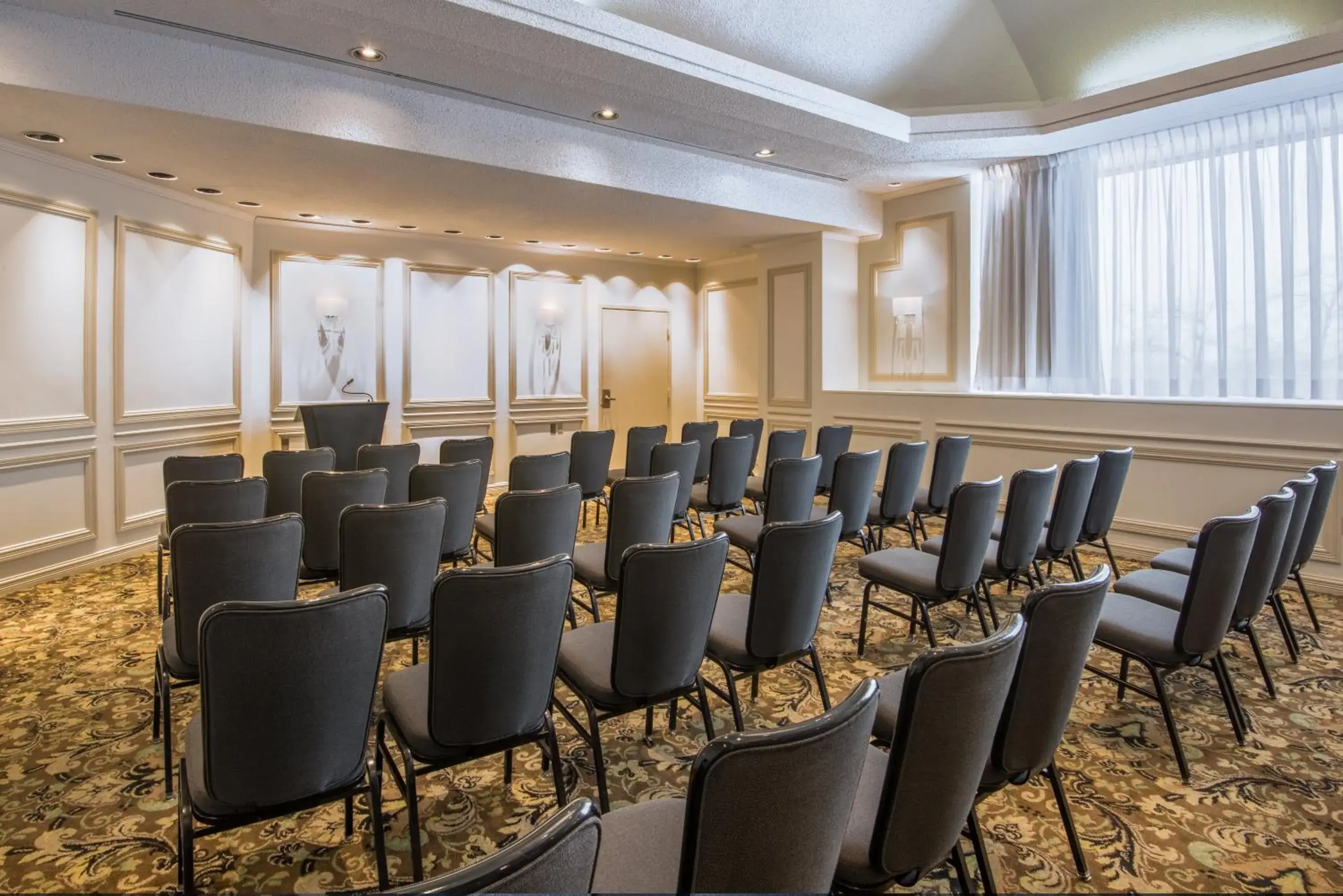 Meeting/conference room in Crowne Plaza Gatineau-Ottawa