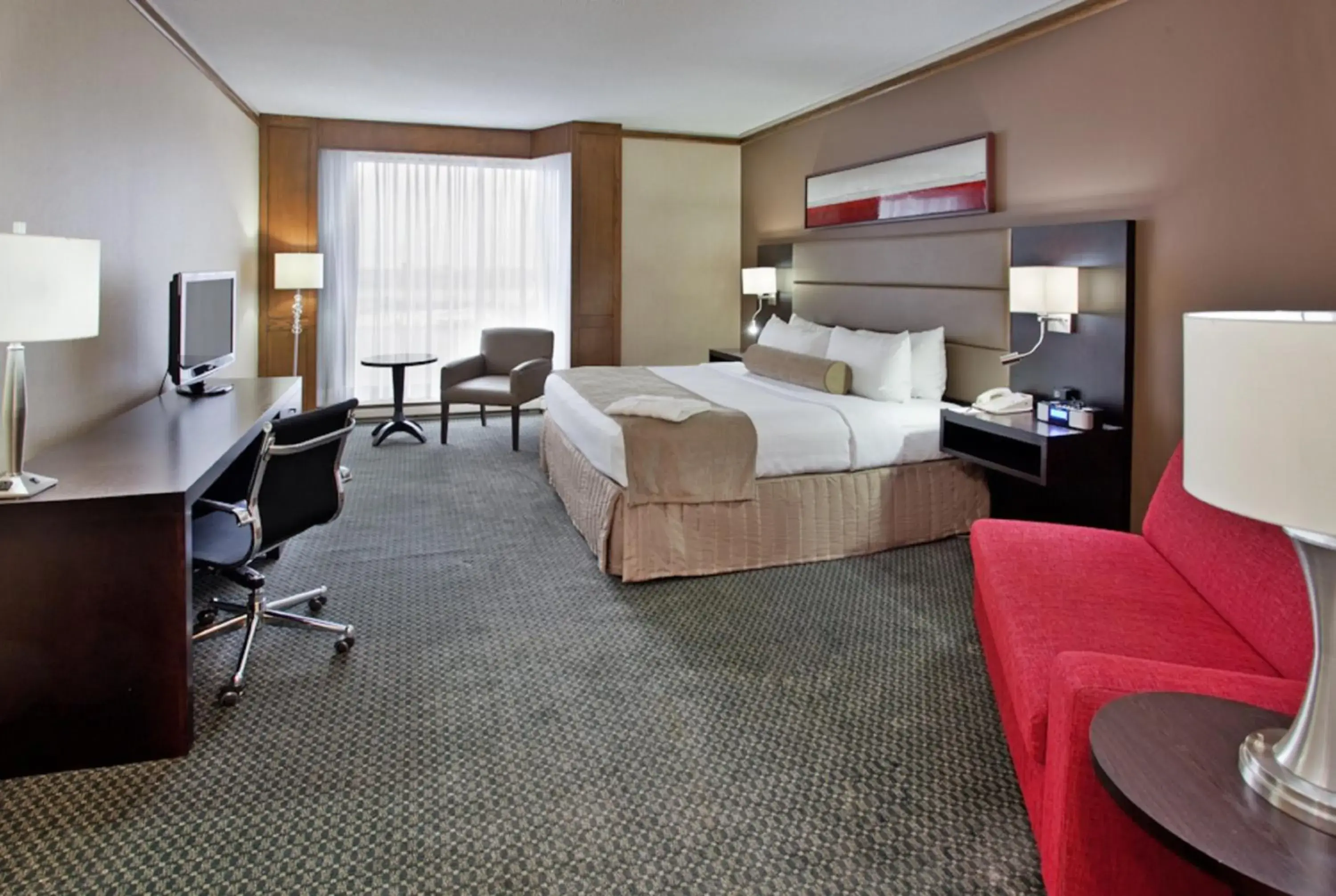 Photo of the whole room in Crowne Plaza Gatineau-Ottawa