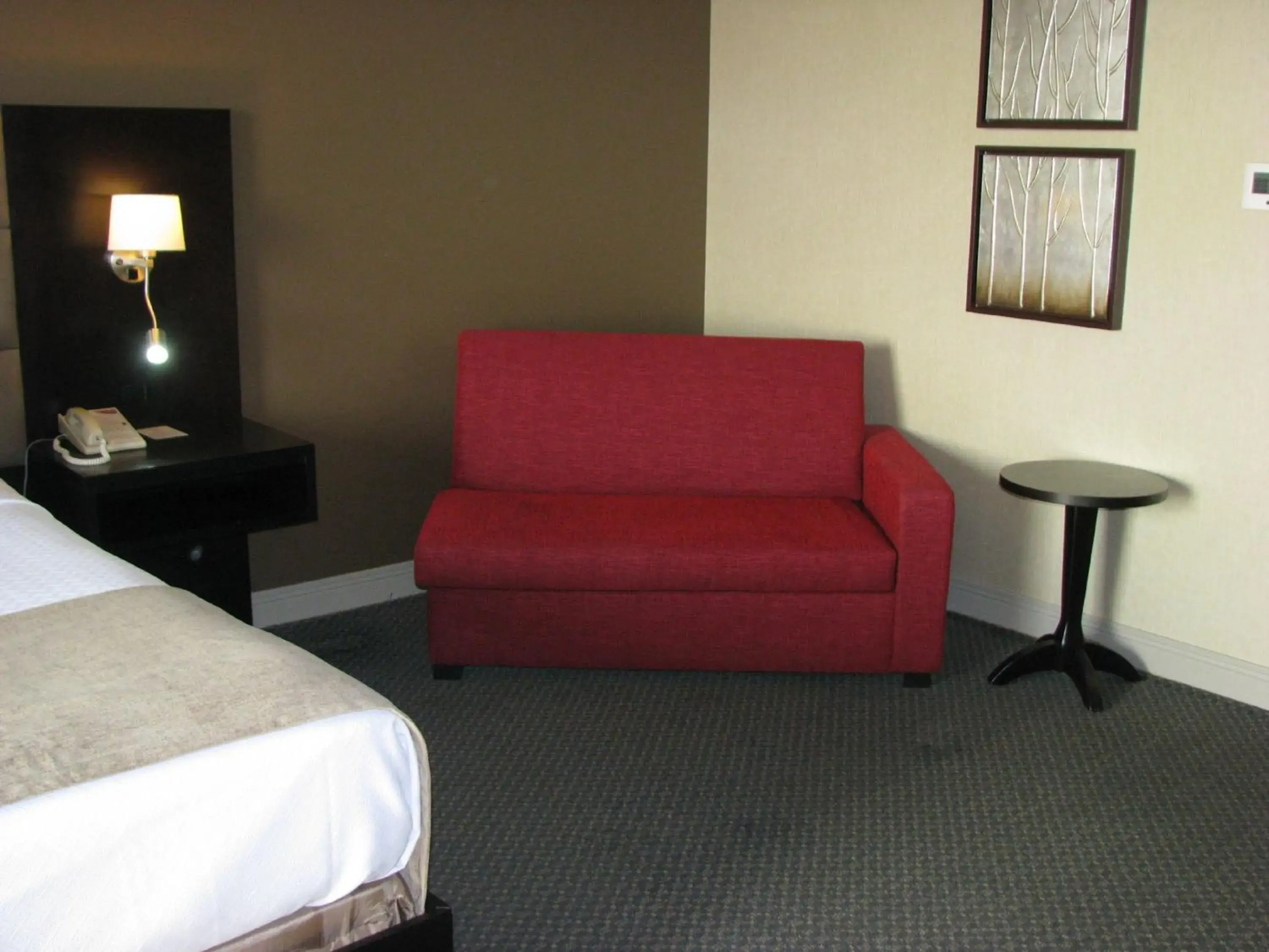 Photo of the whole room, Seating Area in Crowne Plaza Gatineau-Ottawa