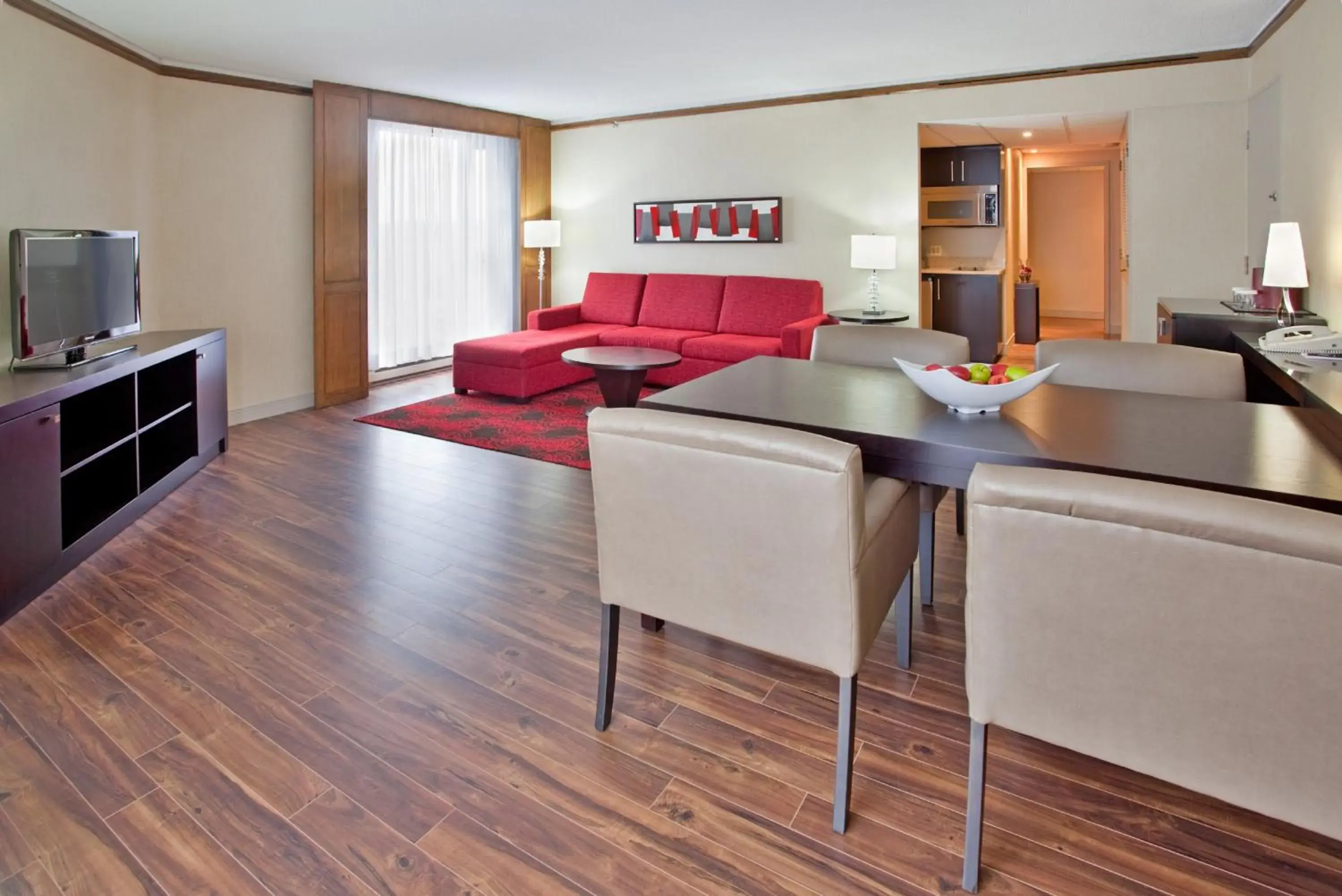 Bedroom, Seating Area in Crowne Plaza Gatineau-Ottawa