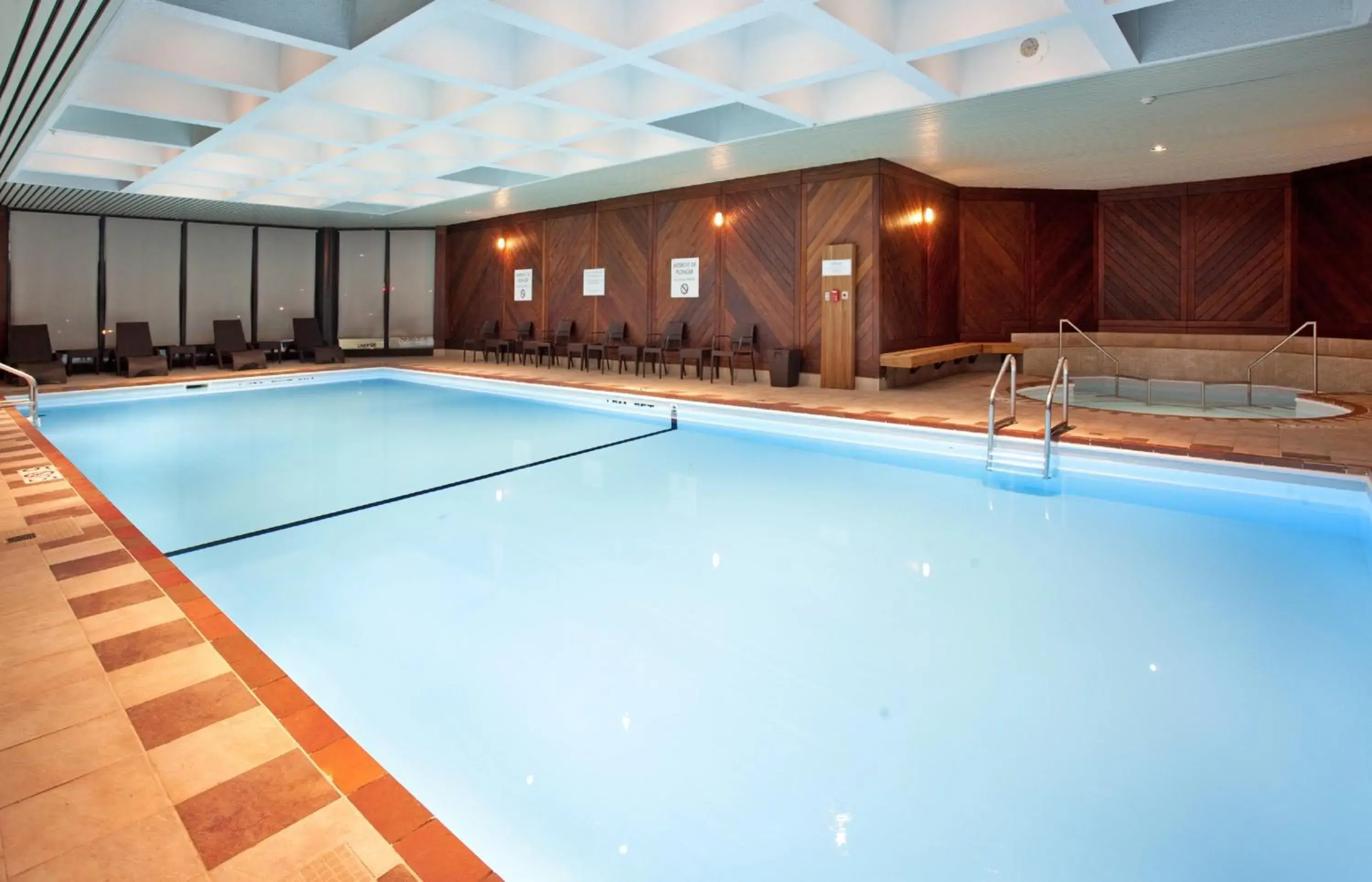 Swimming Pool in Crowne Plaza Gatineau-Ottawa