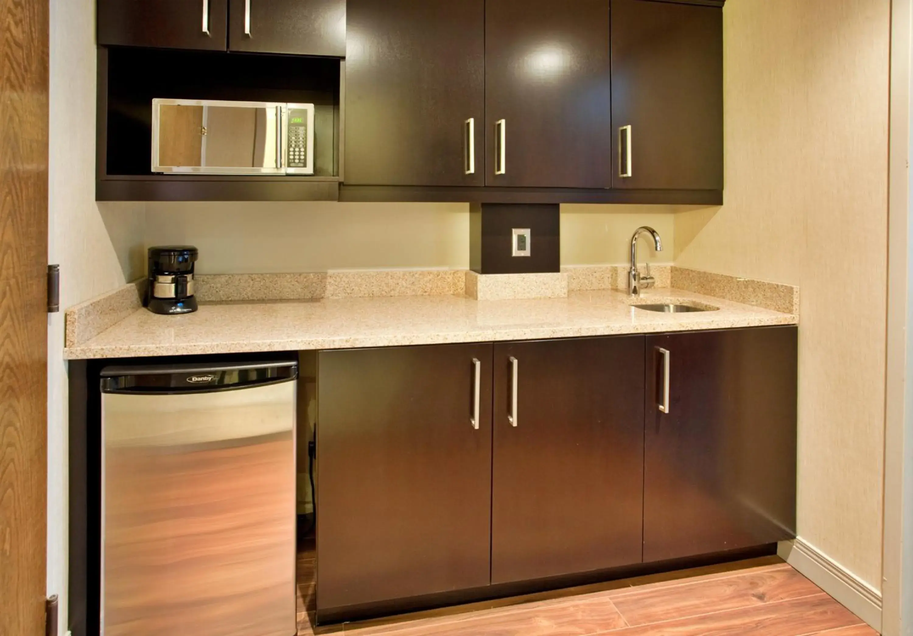 Photo of the whole room, Kitchen/Kitchenette in Crowne Plaza Gatineau-Ottawa