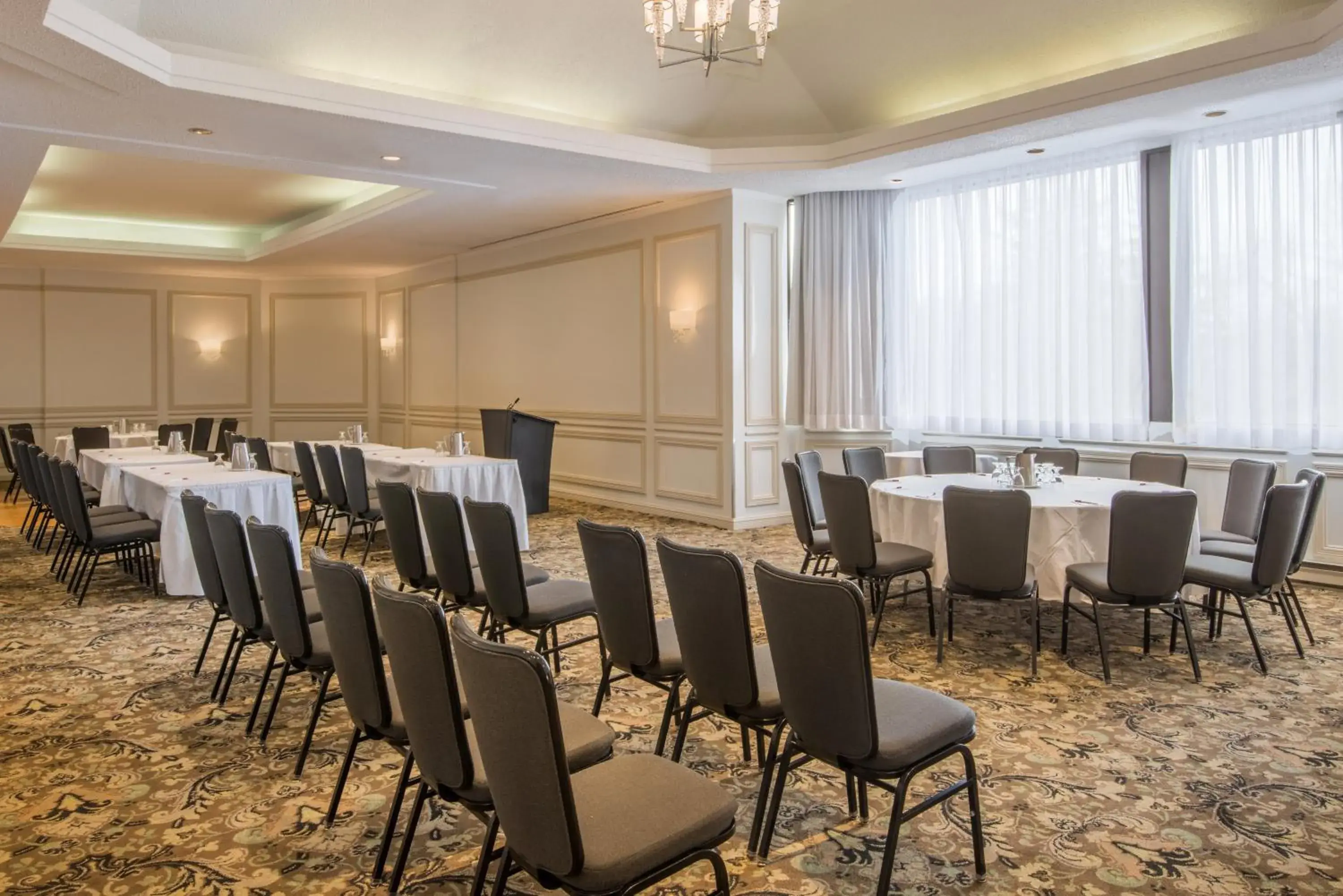 Meeting/conference room, Restaurant/Places to Eat in Crowne Plaza Gatineau-Ottawa