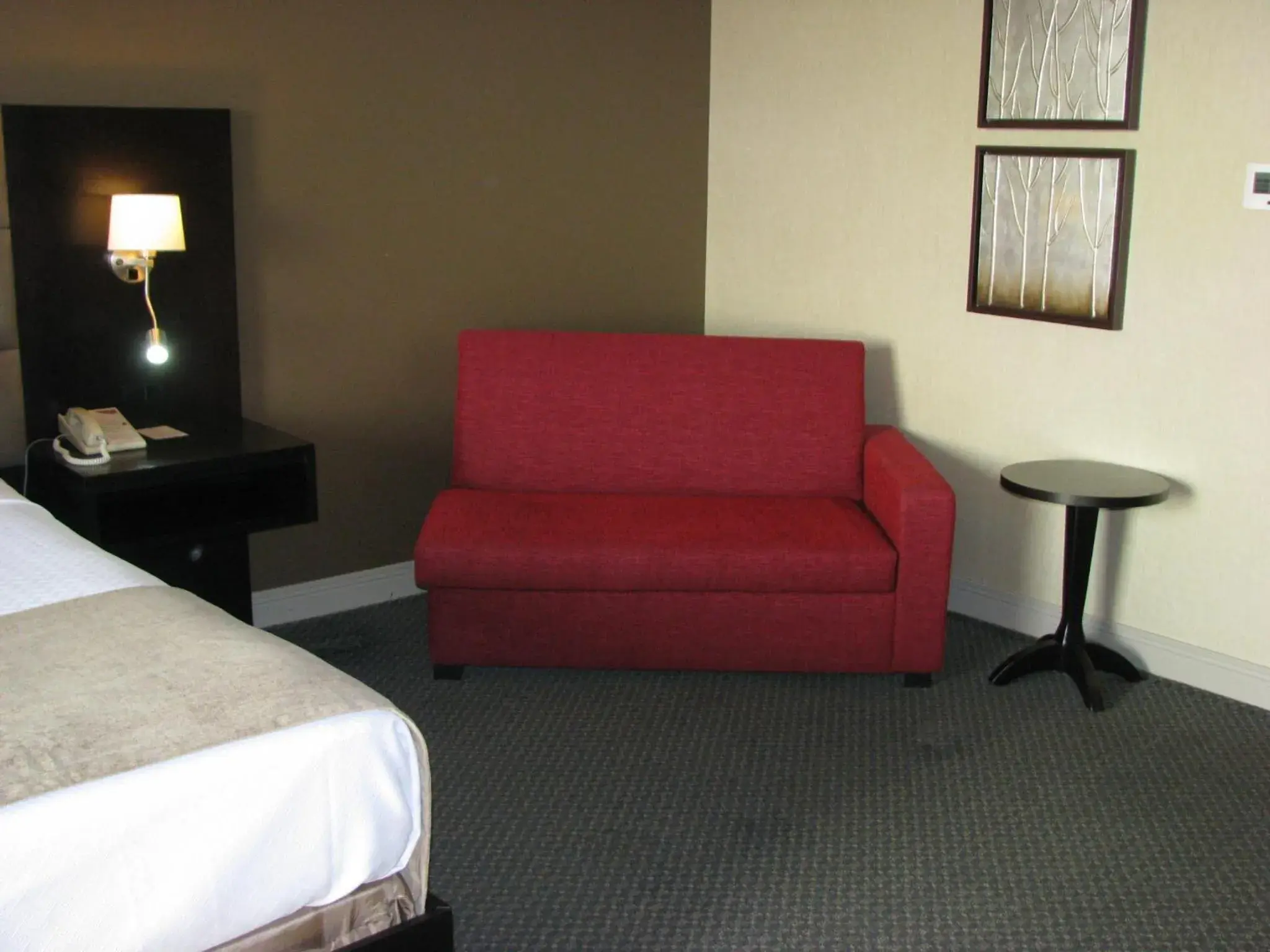 Bed, Seating Area in Crowne Plaza Gatineau-Ottawa