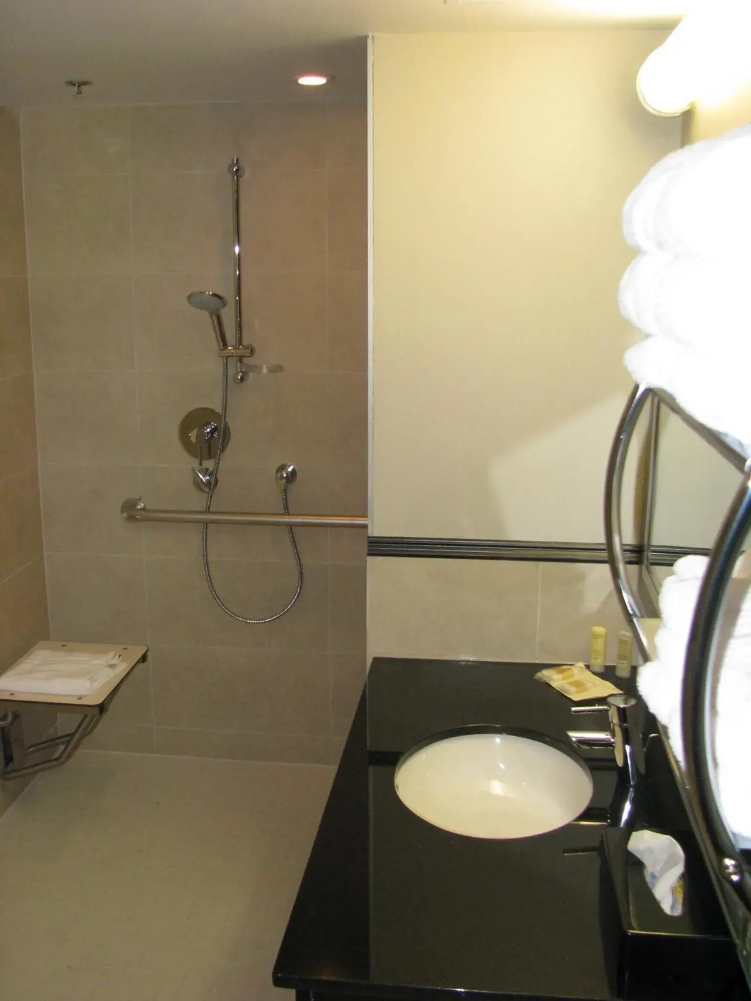 Bathroom in Crowne Plaza Gatineau-Ottawa