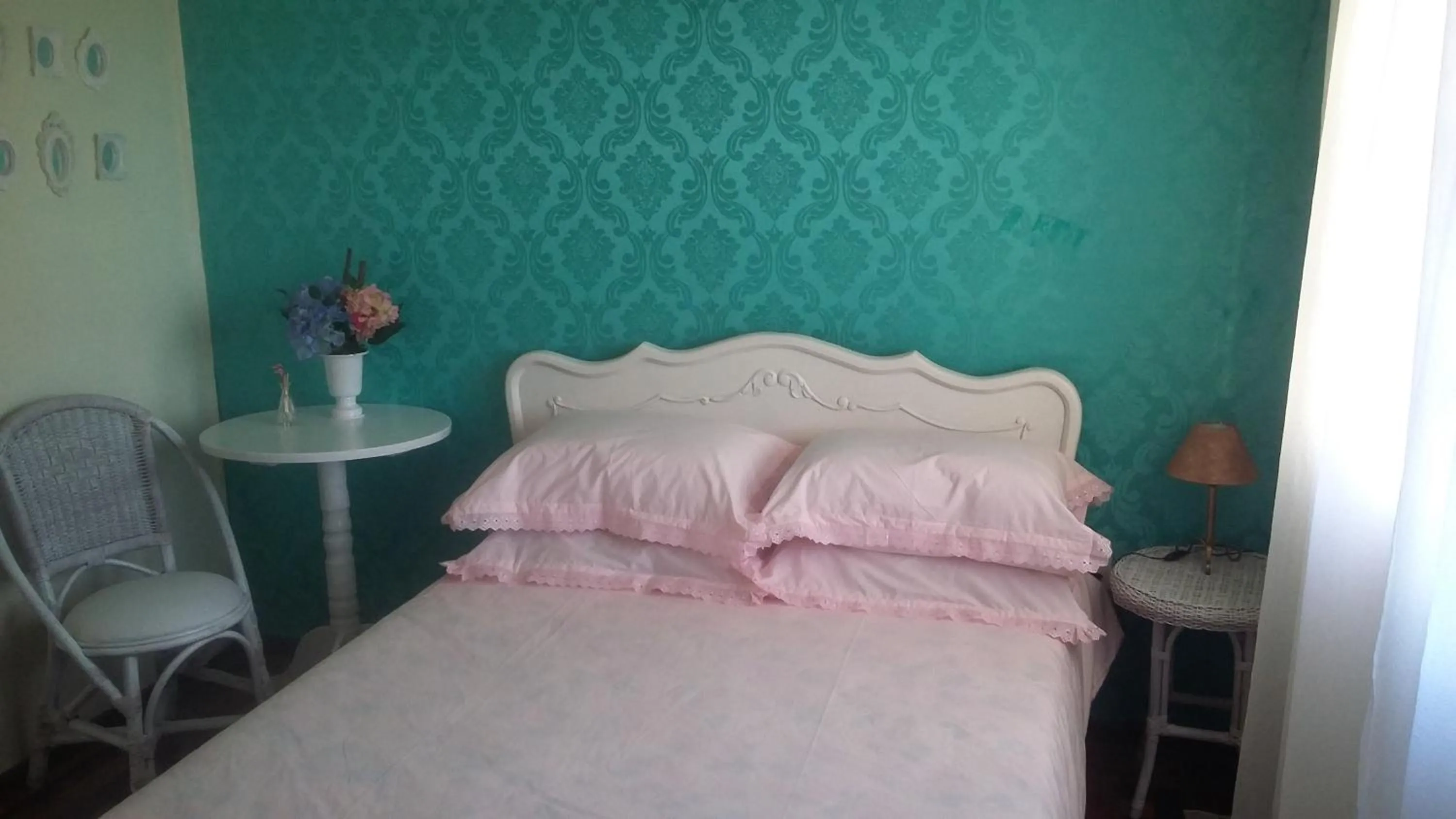 Photo of the whole room, Bed in Pousada Casa Amarela