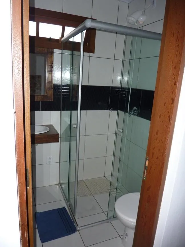 Shower in Pousada Casa Amarela