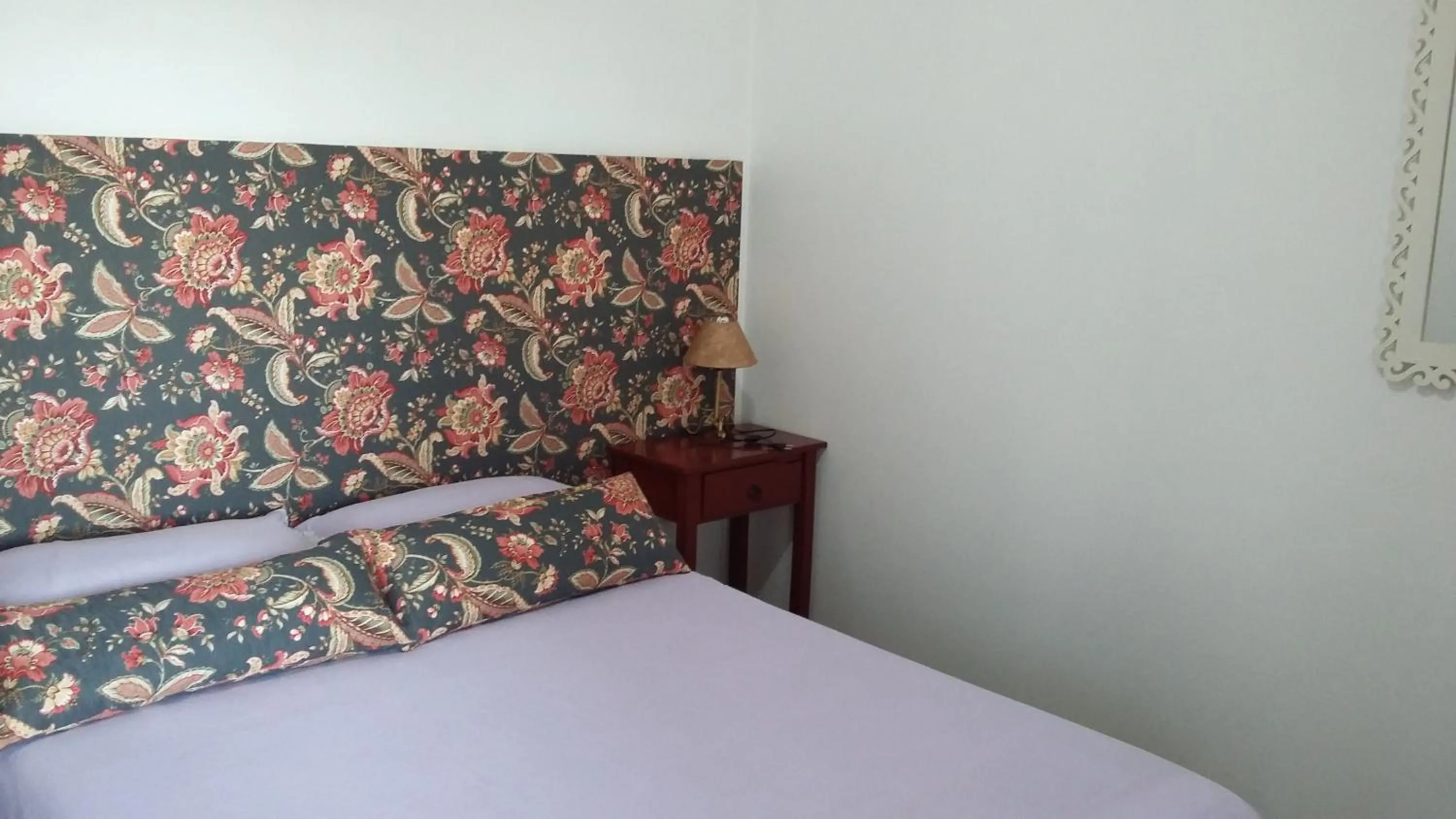 Property building, Bed in Pousada Casa Amarela