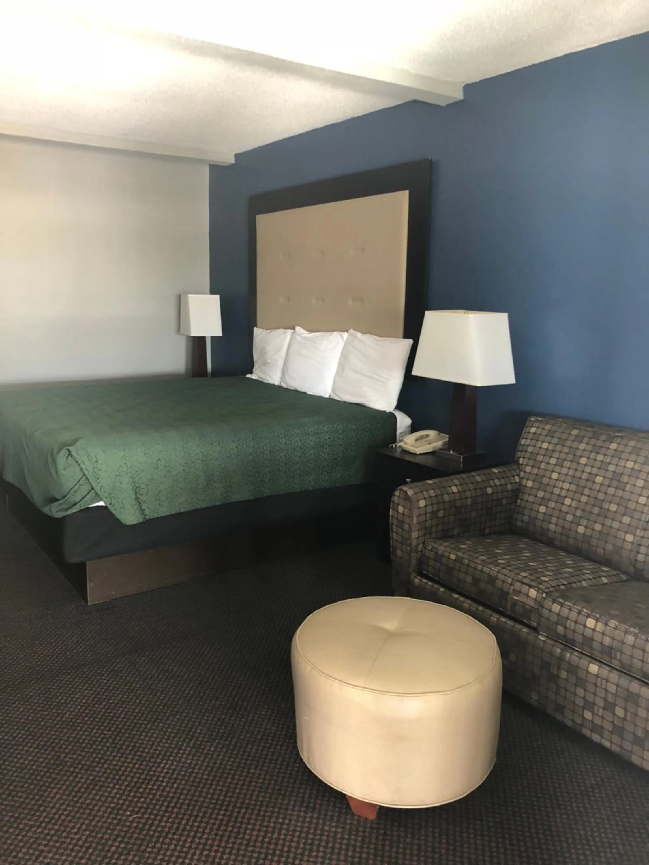 Bed in Scottish Inns - Locust Grove