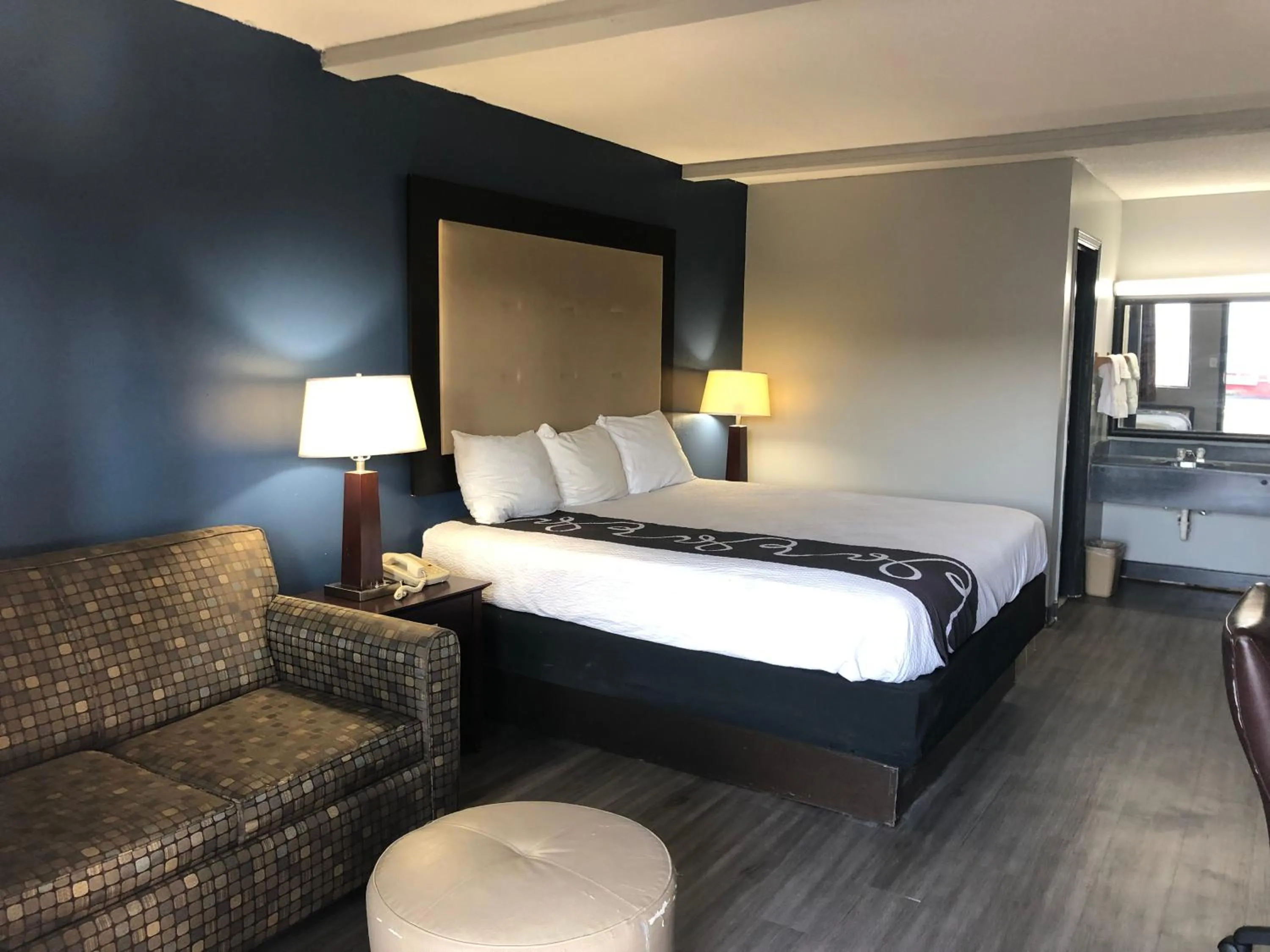 Bed in Scottish Inns - Locust Grove