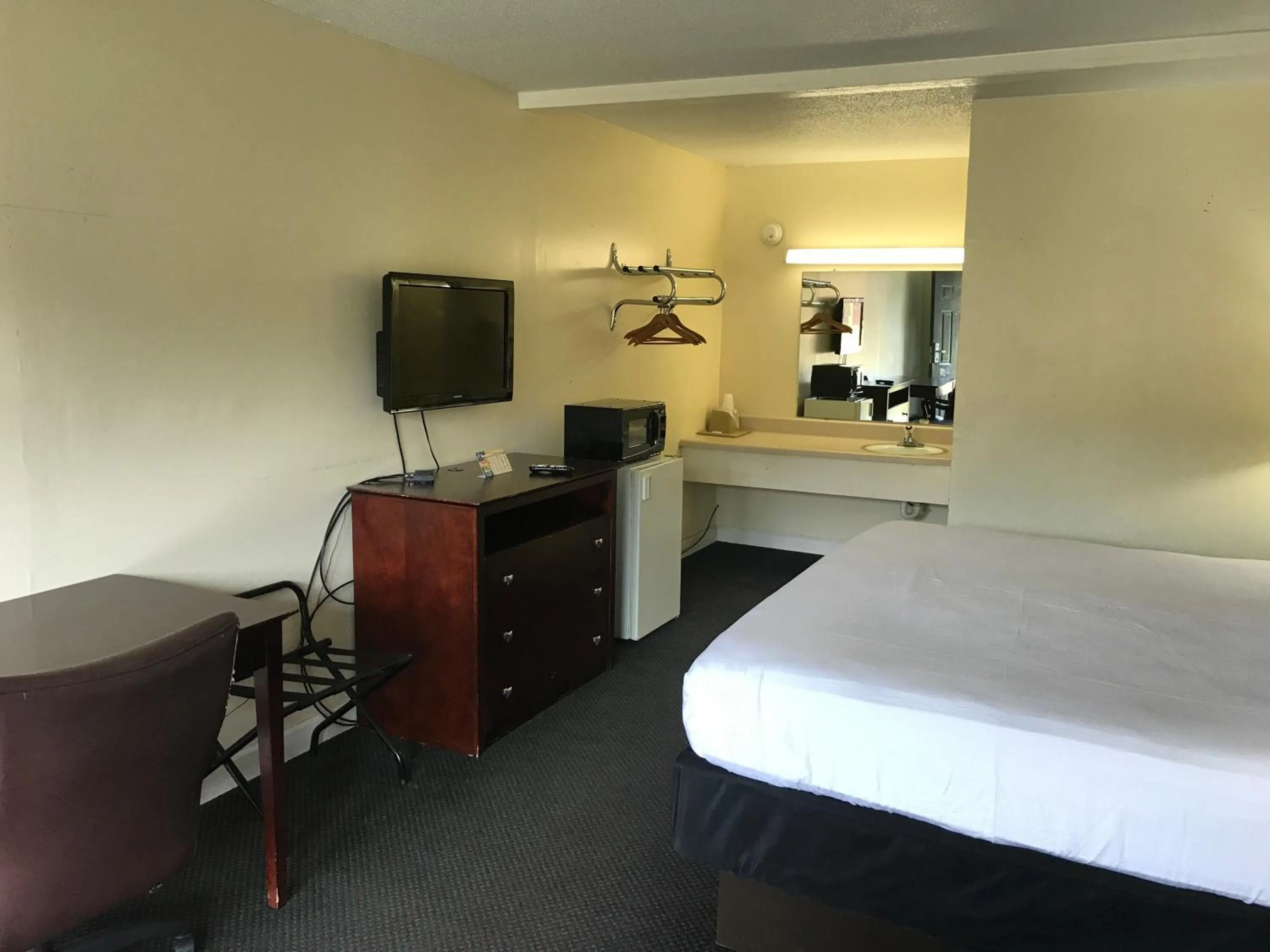 Bed in Scottish Inns - Locust Grove