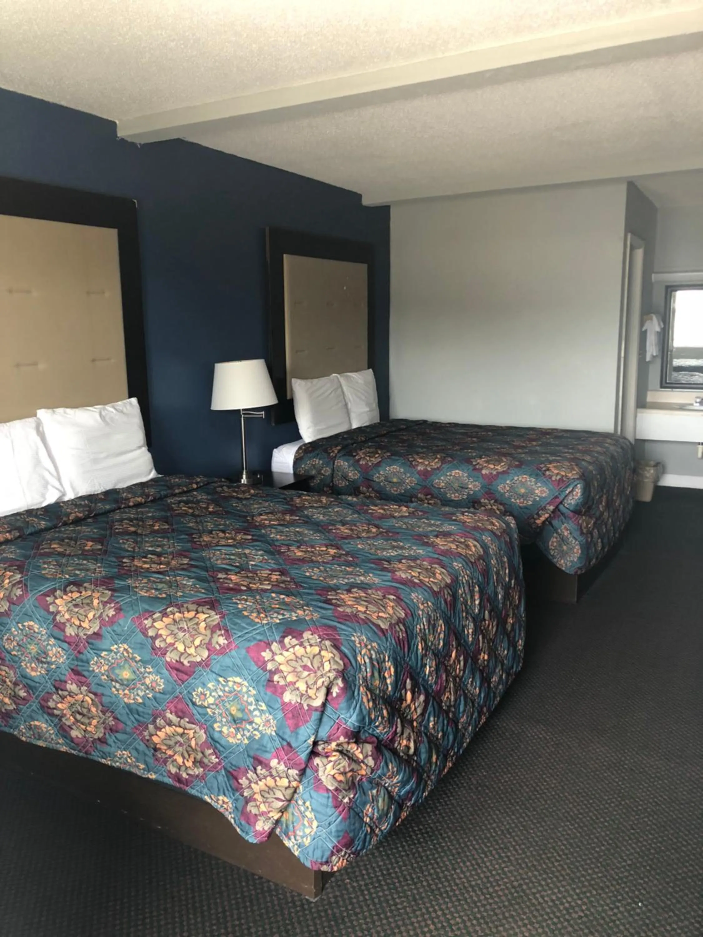 Bed in Scottish Inns - Locust Grove