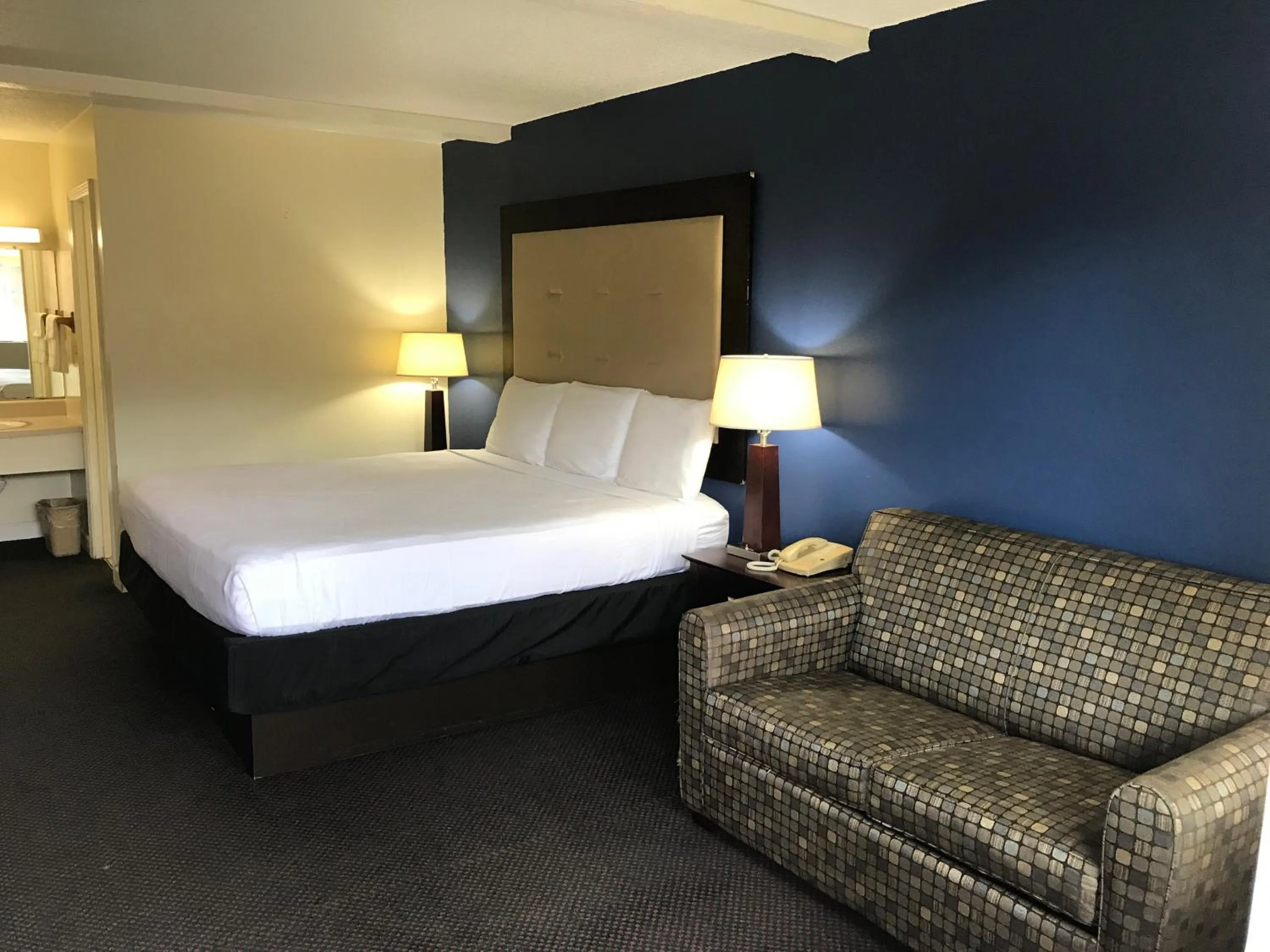 Bed in Scottish Inns - Locust Grove