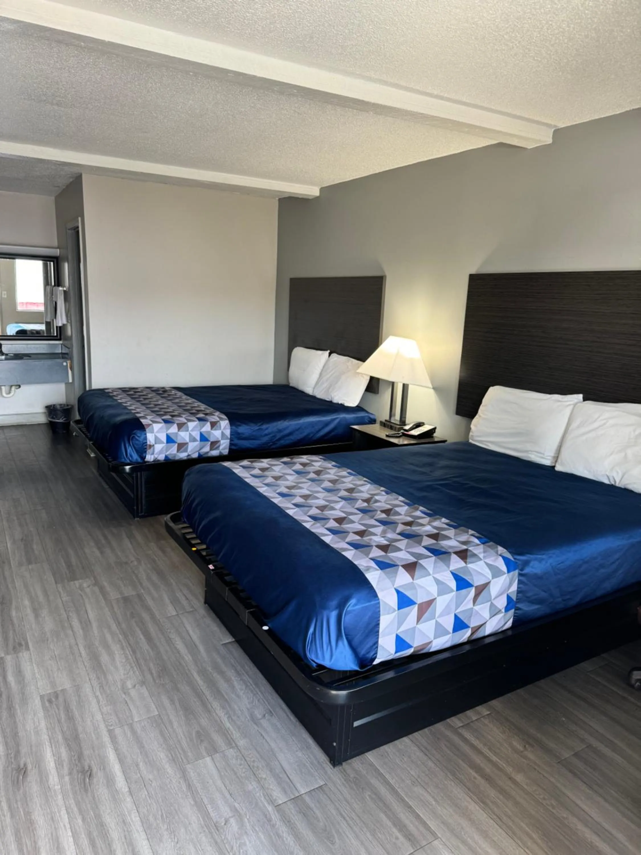 Bed in Scottish Inns - Locust Grove