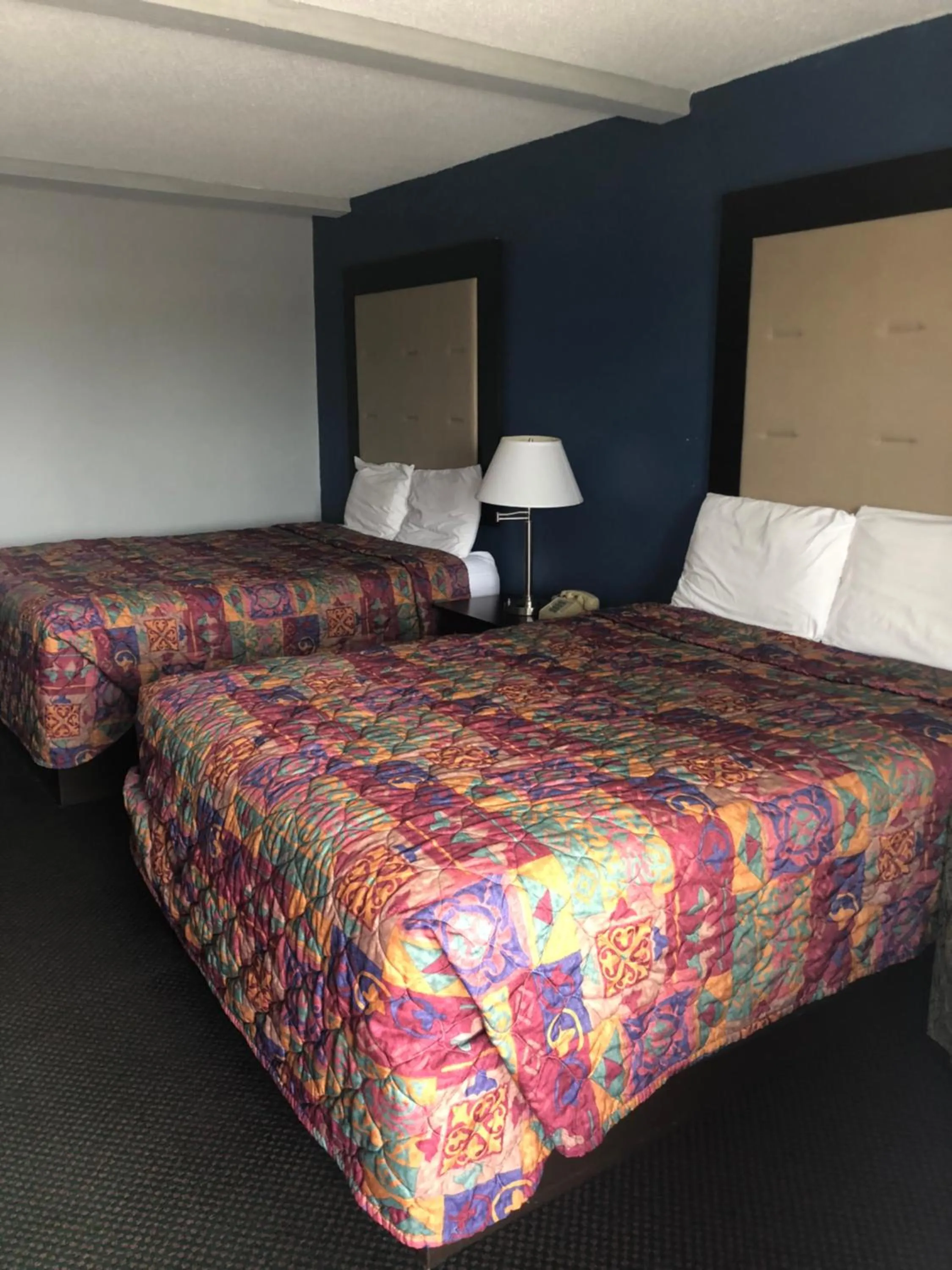 Bed in Scottish Inns - Locust Grove