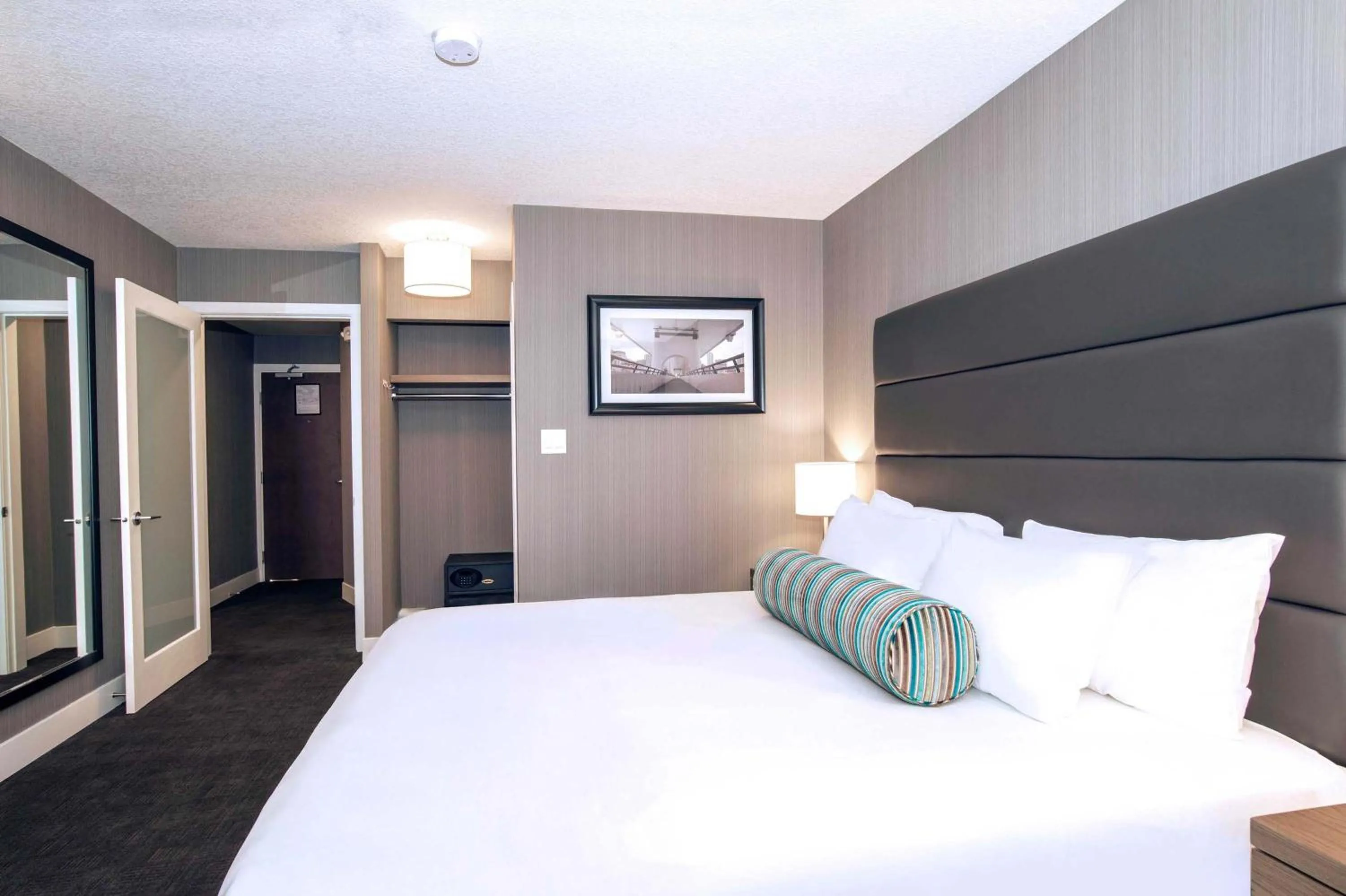 Photo of the whole room, Bed in Sandman Signature Calgary Downtown Hotel