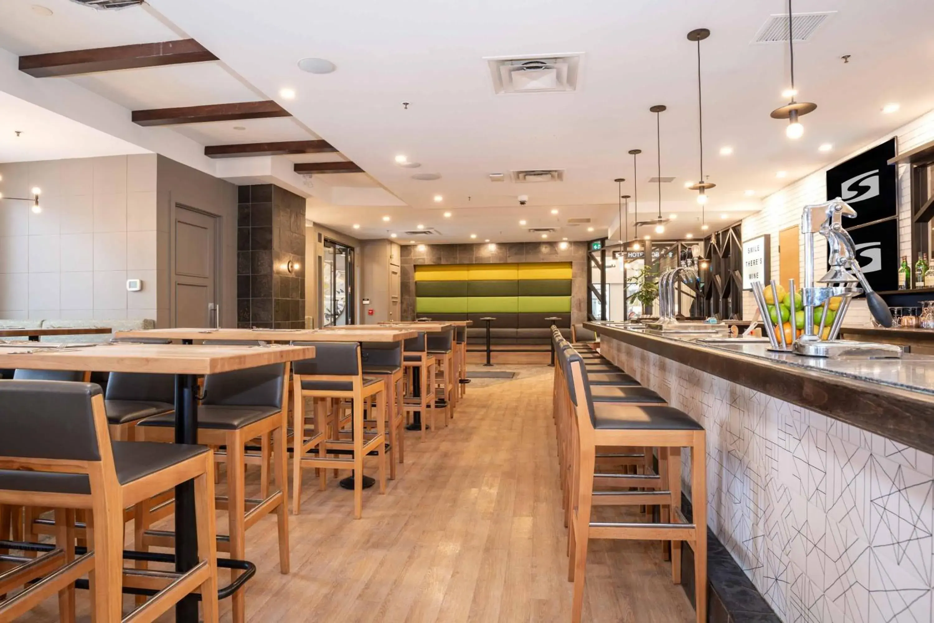 Restaurant/places to eat in Sandman Signature Calgary Downtown Hotel Restaurant/places to eat in Sandman Signature Calgary Downtown Hotel