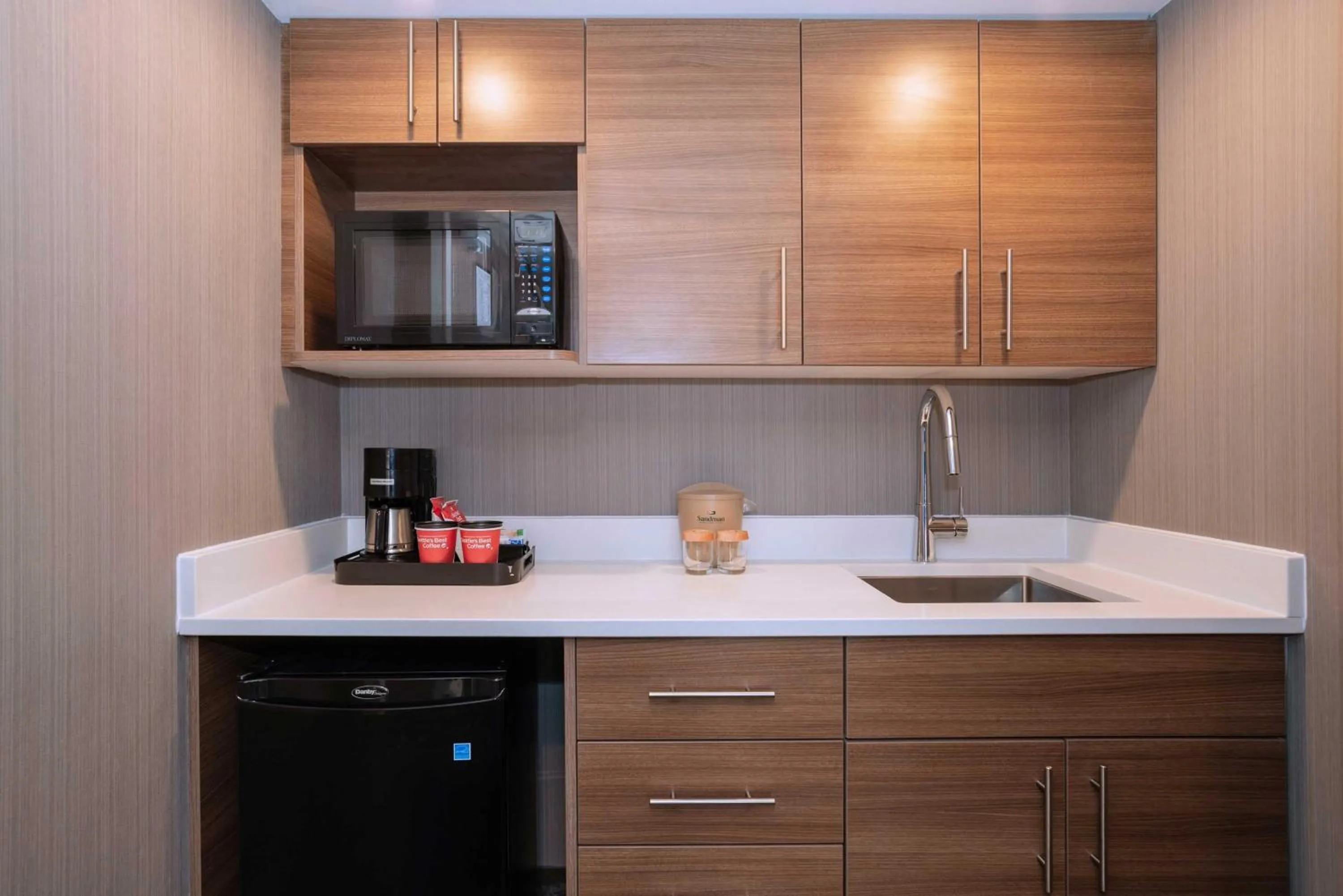 Kitchen or kitchenette in Sandman Signature Calgary Downtown Hotel