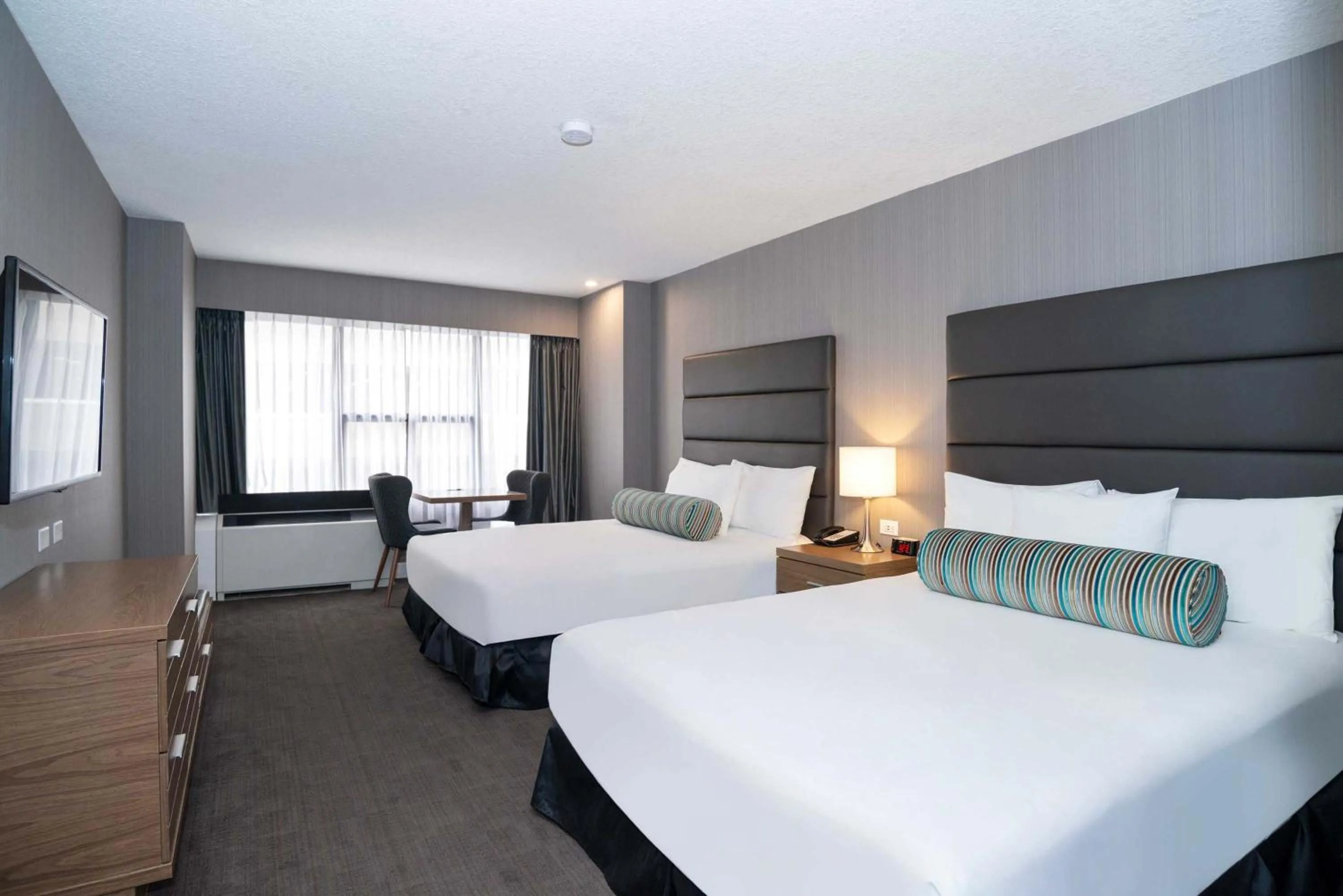 Photo of the whole room, Bed in Sandman Signature Calgary Downtown Hotel