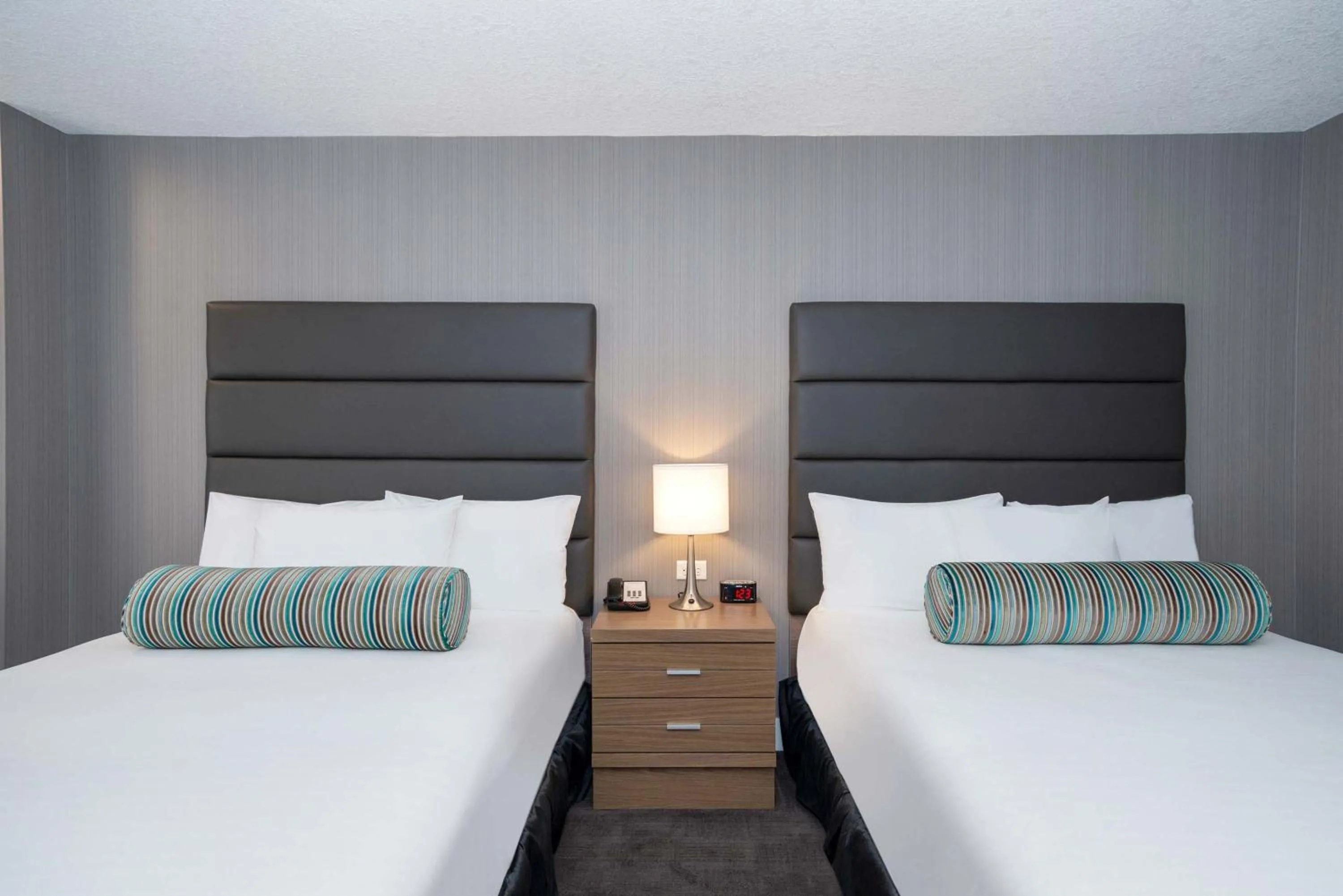 Photo of the whole room, Bed in Sandman Signature Calgary Downtown Hotel