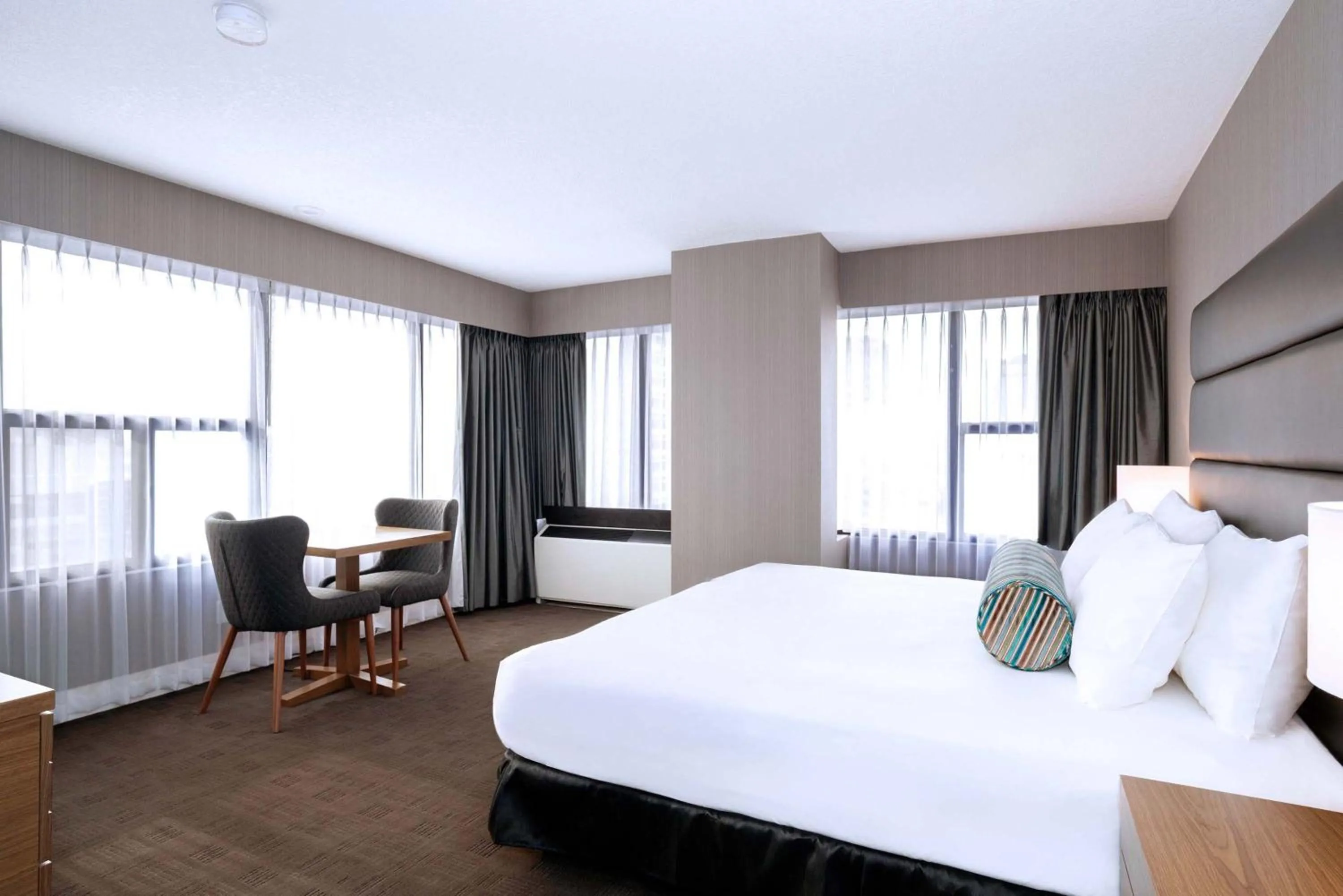 Photo of the whole room, Bed in Sandman Signature Calgary Downtown Hotel