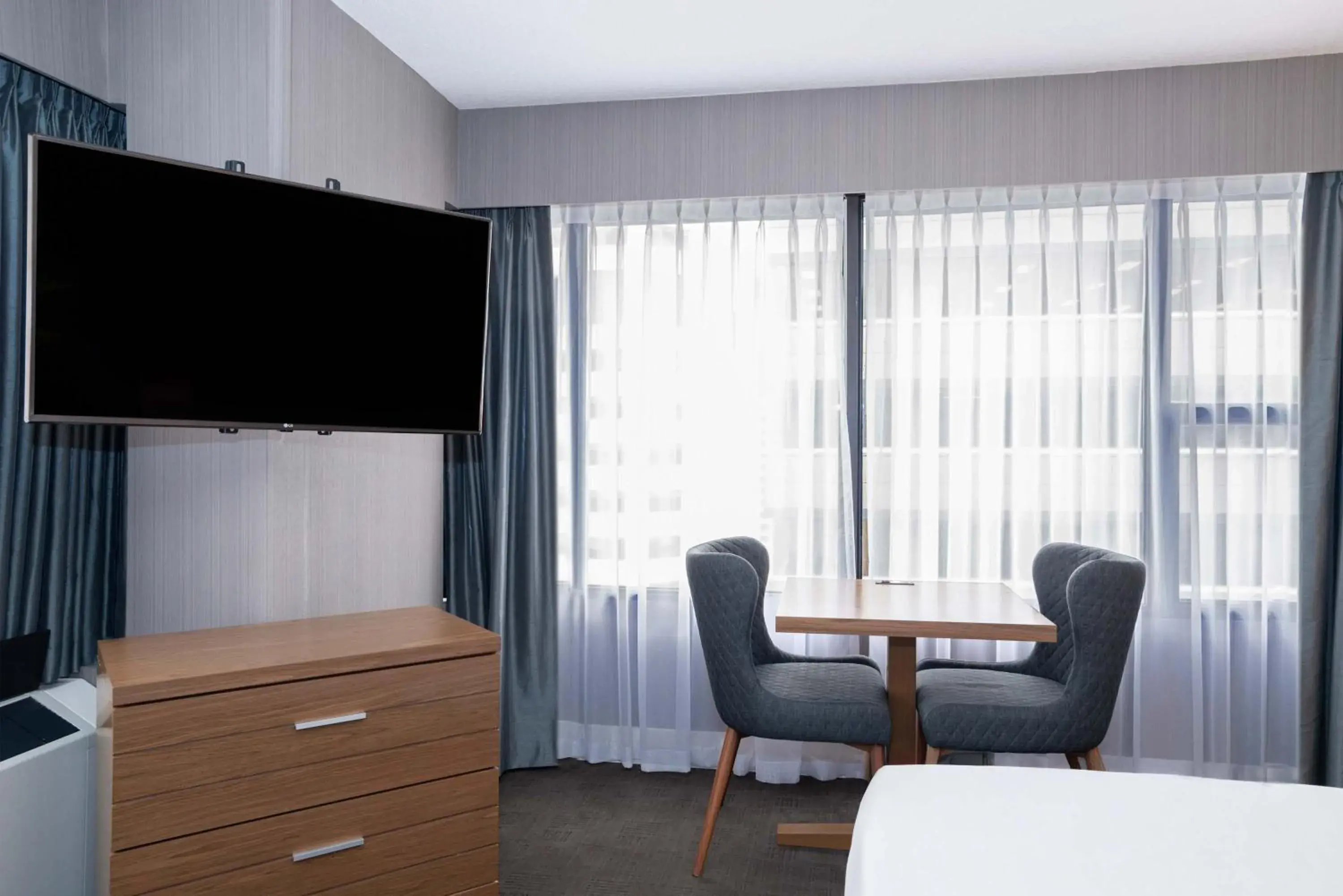 Photo of the whole room, Bed in Sandman Signature Calgary Downtown Hotel Photo of the whole room, Bed in Sandman Signature Calgary Downtown Hotel