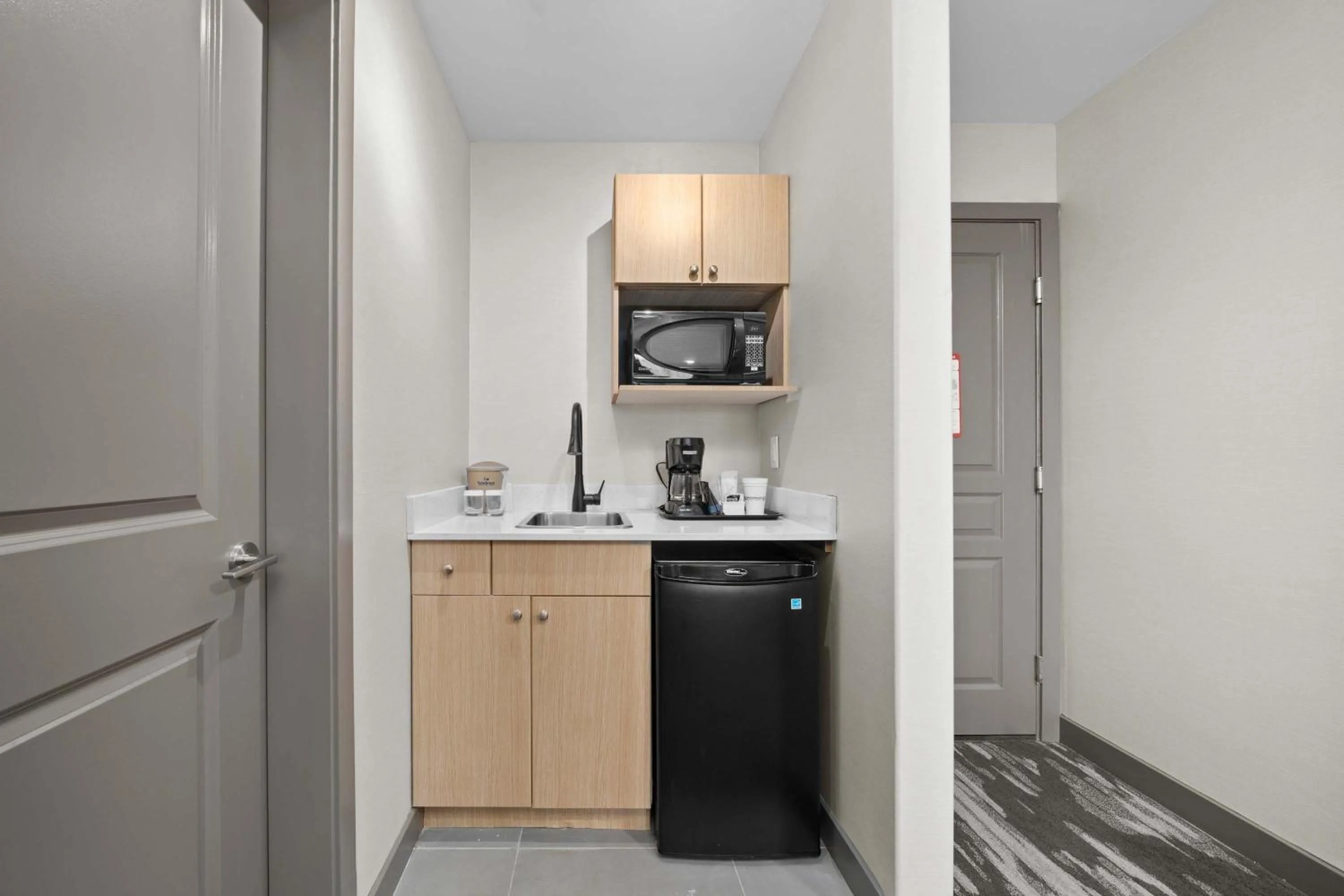 Kitchen or kitchenette in Sandman Hotel Calgary Airport