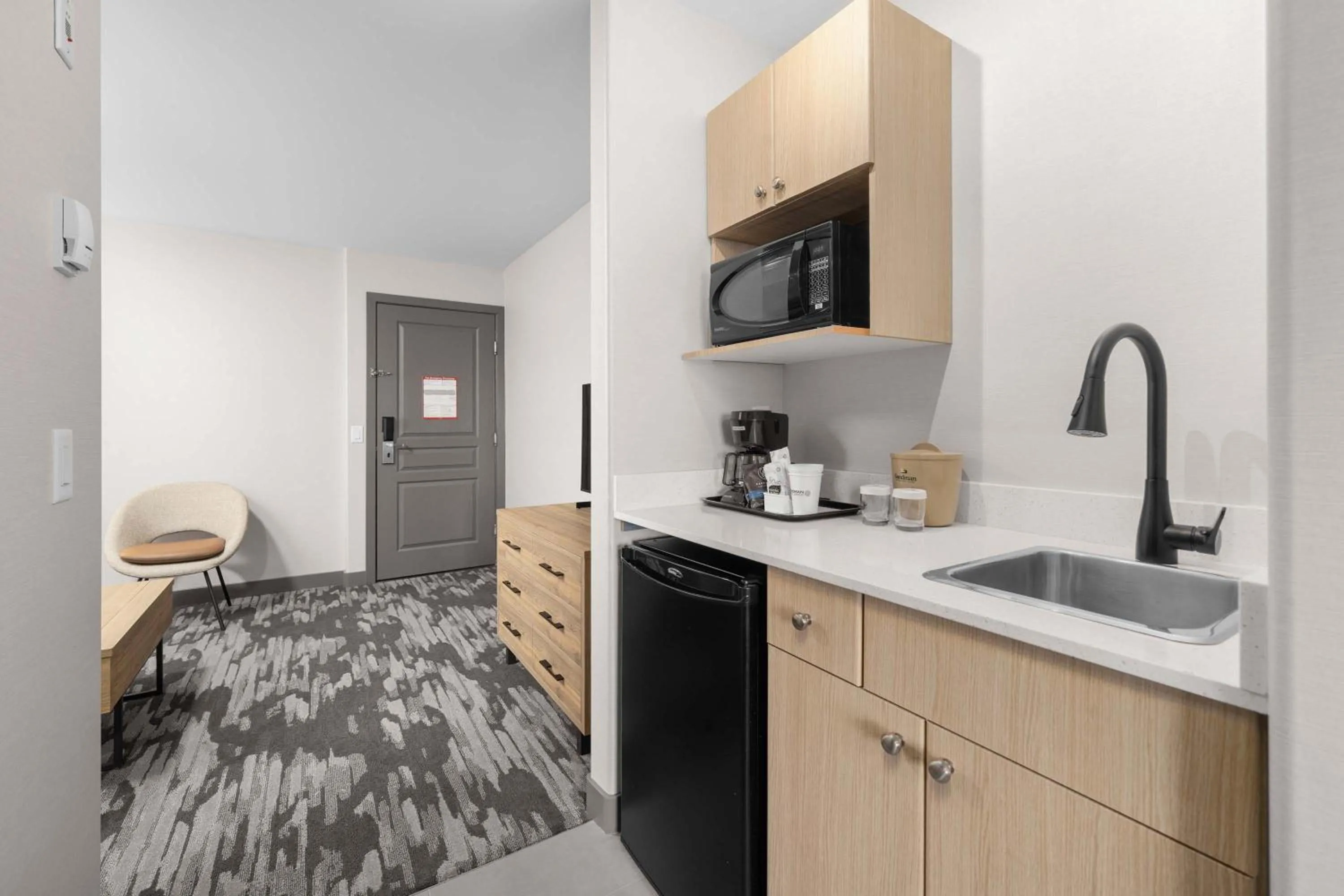 Kitchen or kitchenette, Bed in Sandman Hotel Calgary Airport