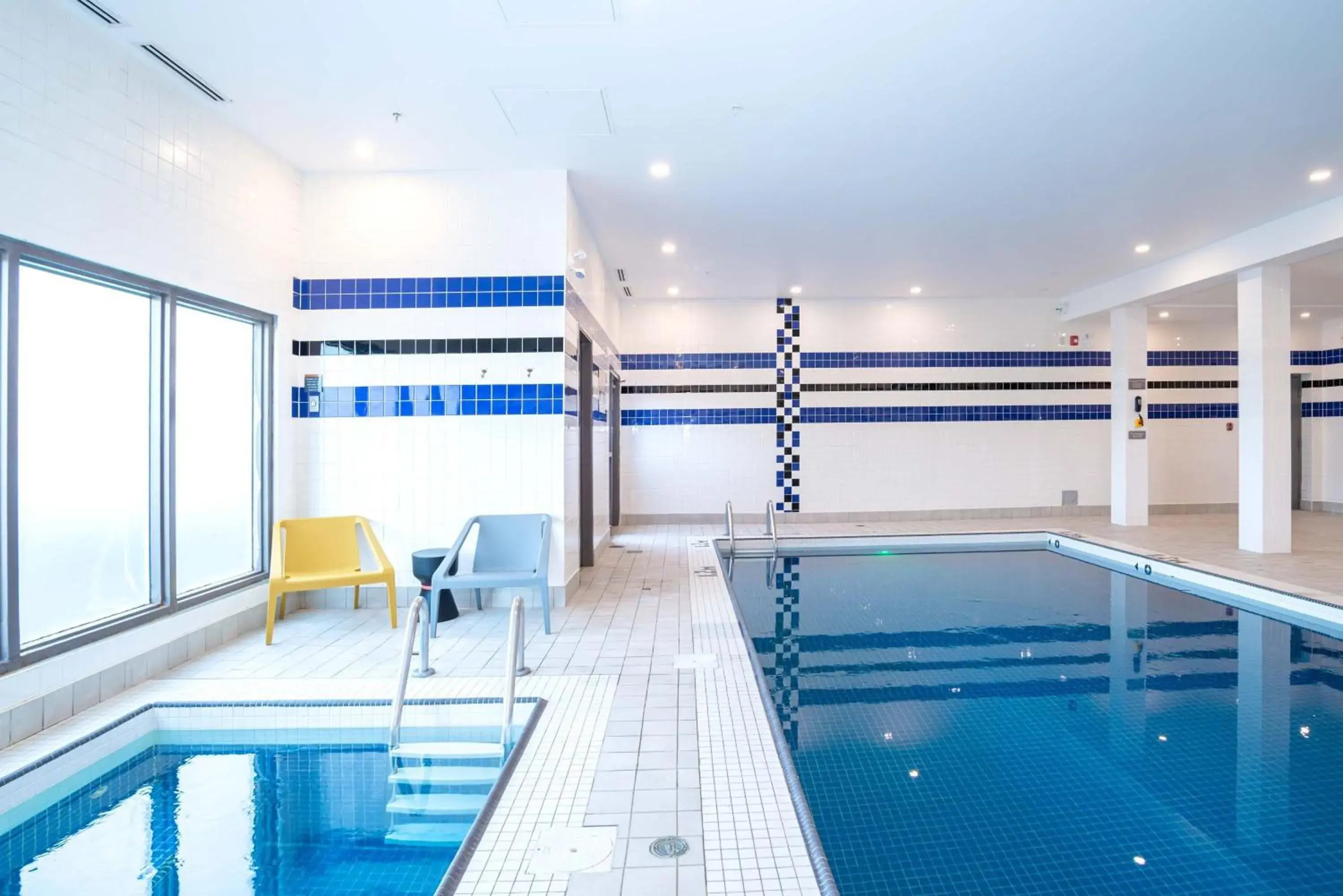 Swimming pool in Sandman Hotel Calgary Airport Swimming pool in Sandman Hotel Calgary Airport