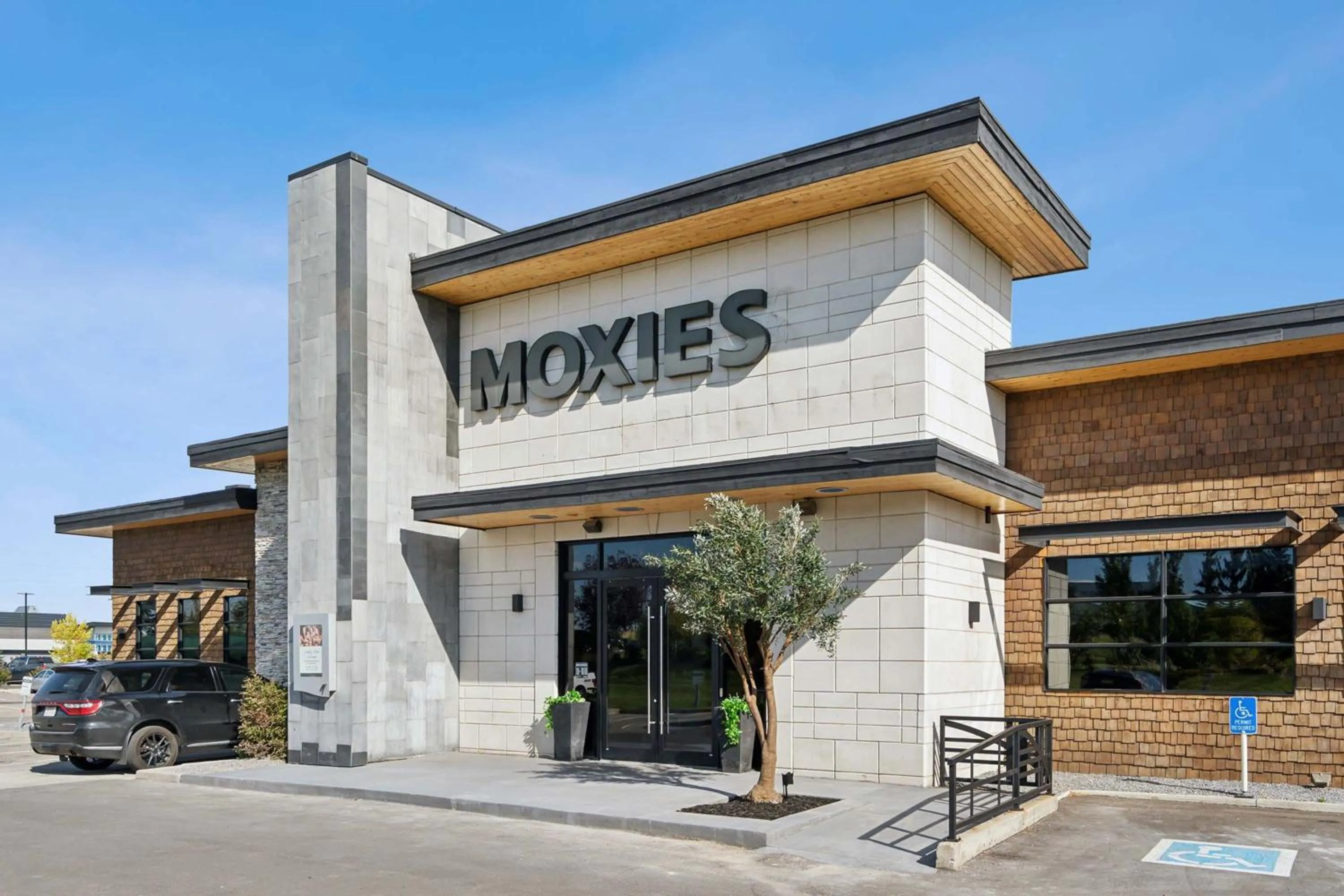 Restaurant/places to eat in Sandman Hotel Calgary Airport