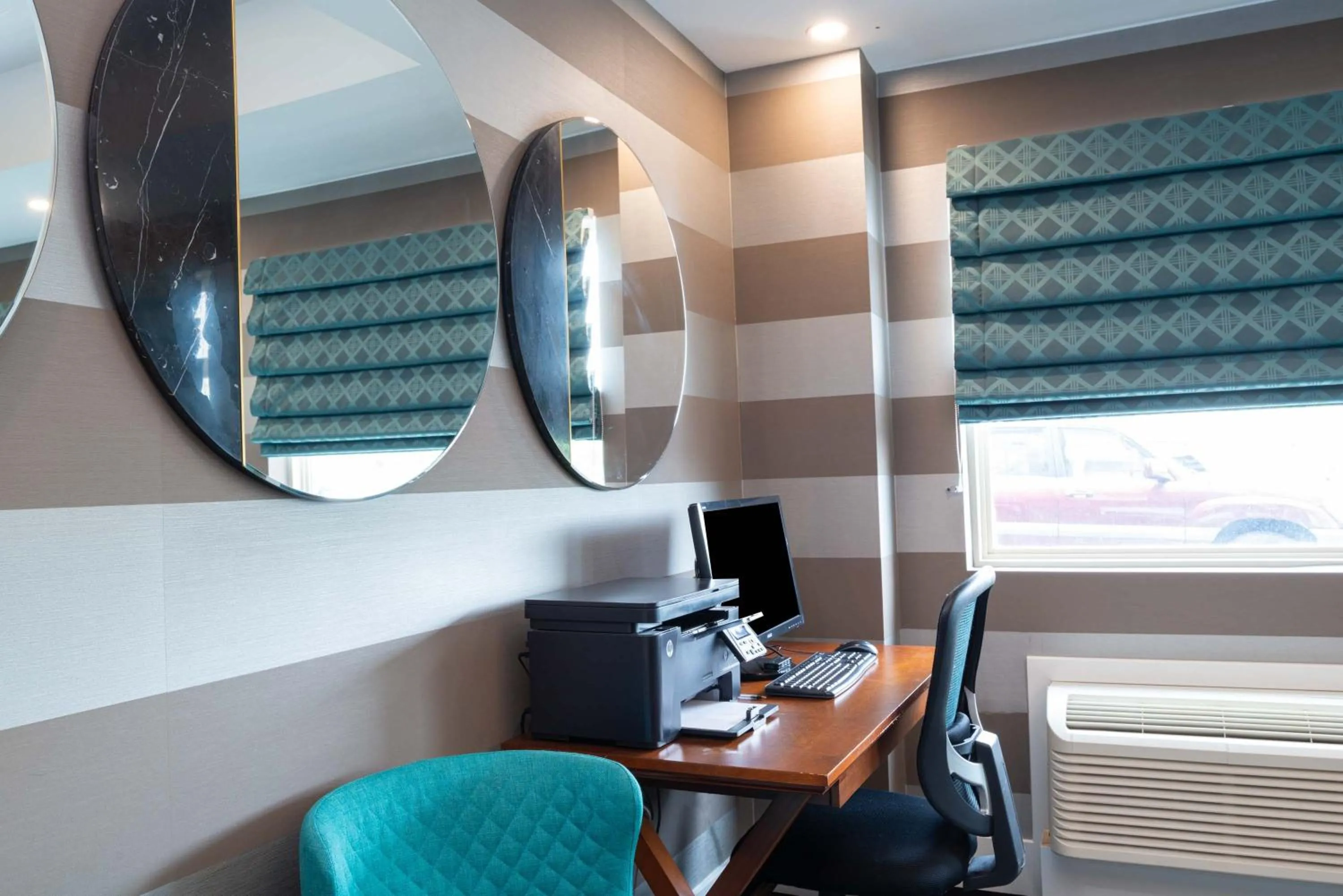 Business facilities in Sandman Hotel Calgary Airport