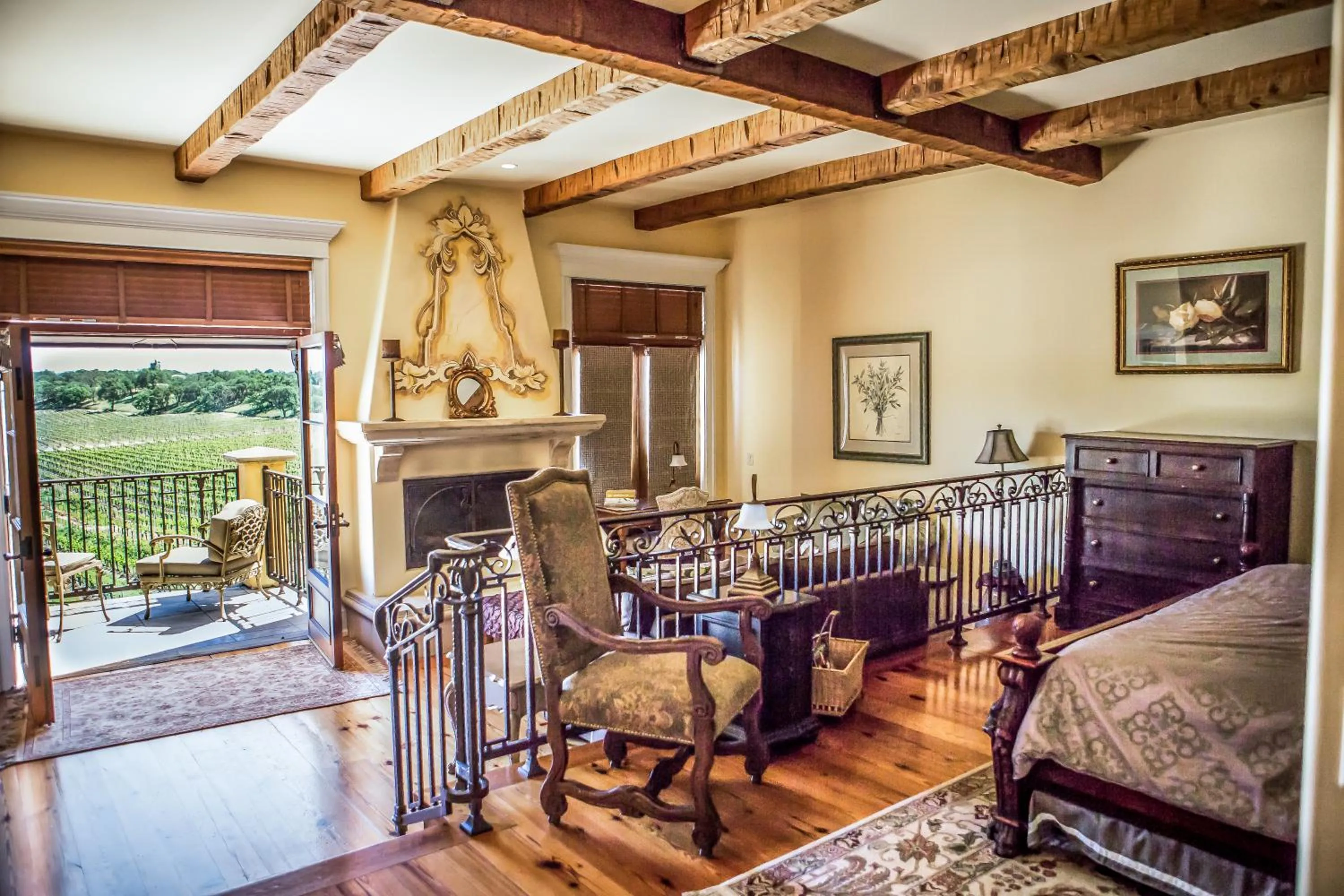 Bedroom, Bed in CaliPaso Winery & Villa