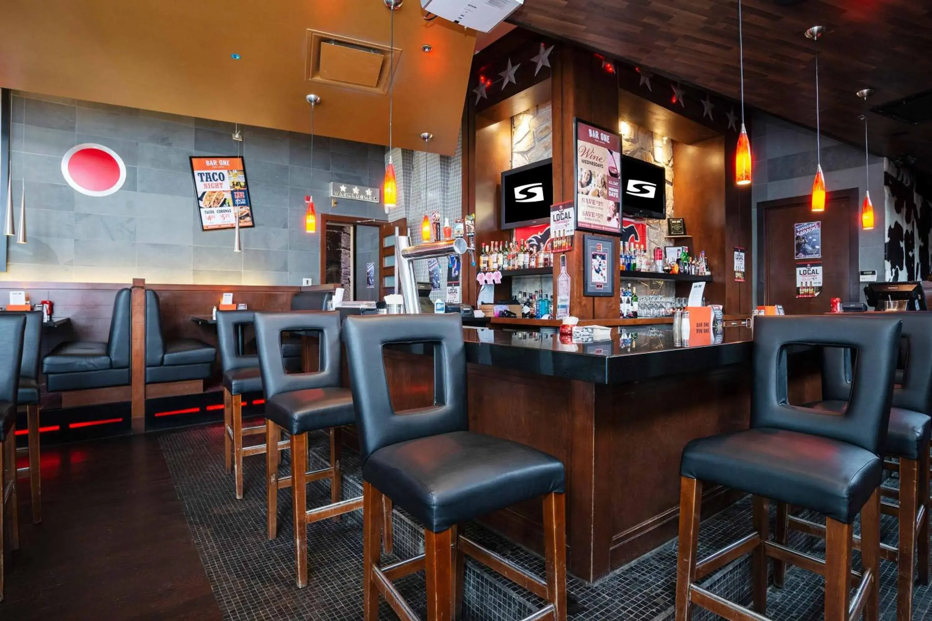 Lounge or bar in Sandman Hotel & Suites Calgary West Lounge or bar in Sandman Hotel & Suites Calgary West