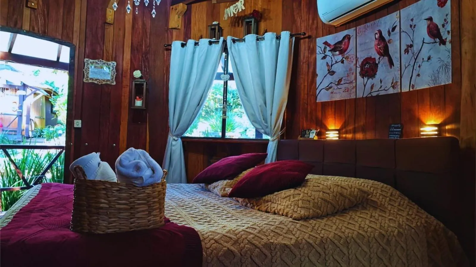 Photo of the whole room, Bed in Chalé Temático em Pipa de Vinho - Parada da Pipa Chalés